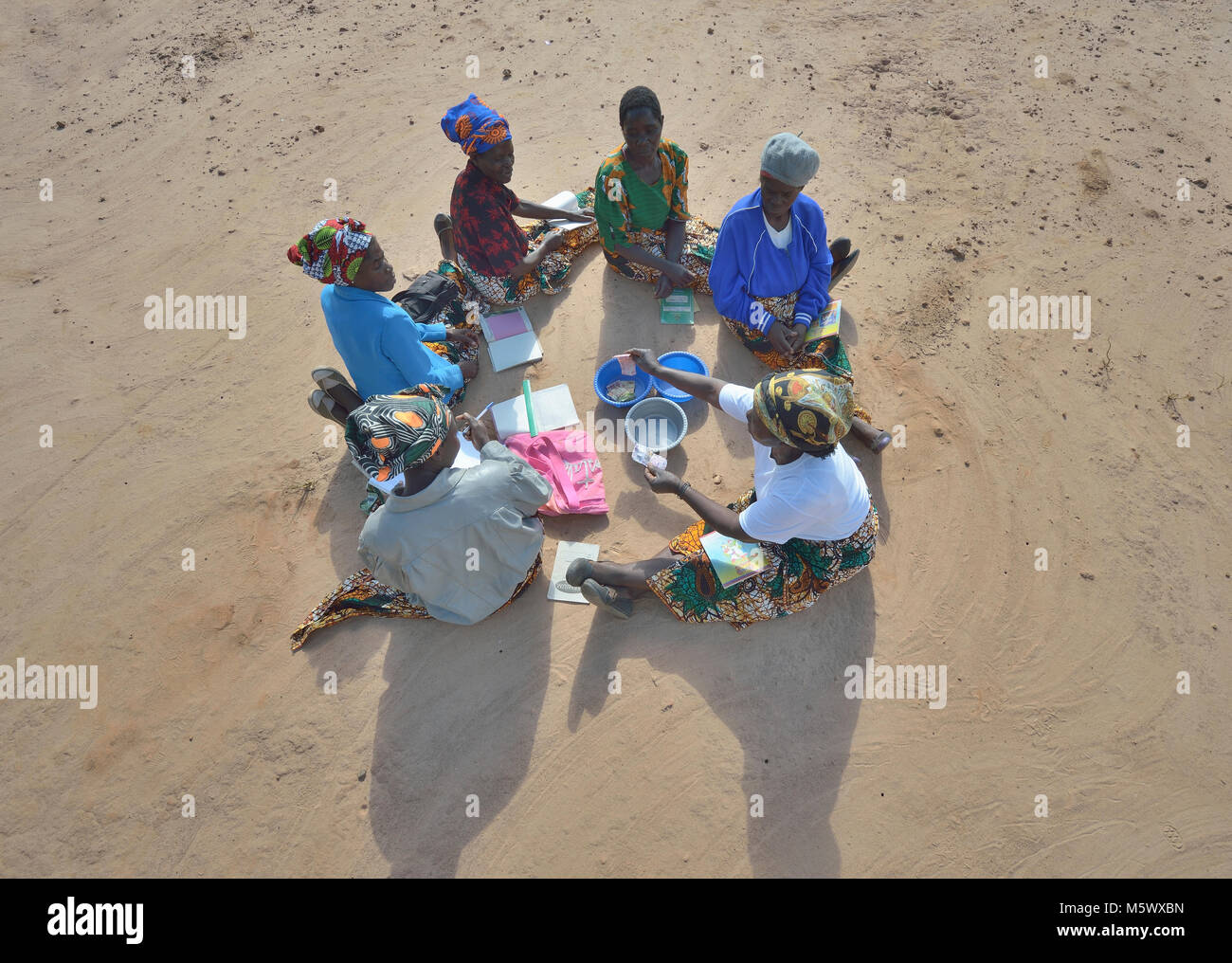 Una donna del gruppo di risparmio si riunisce in Kaluhoro, Malawi. Foto Stock