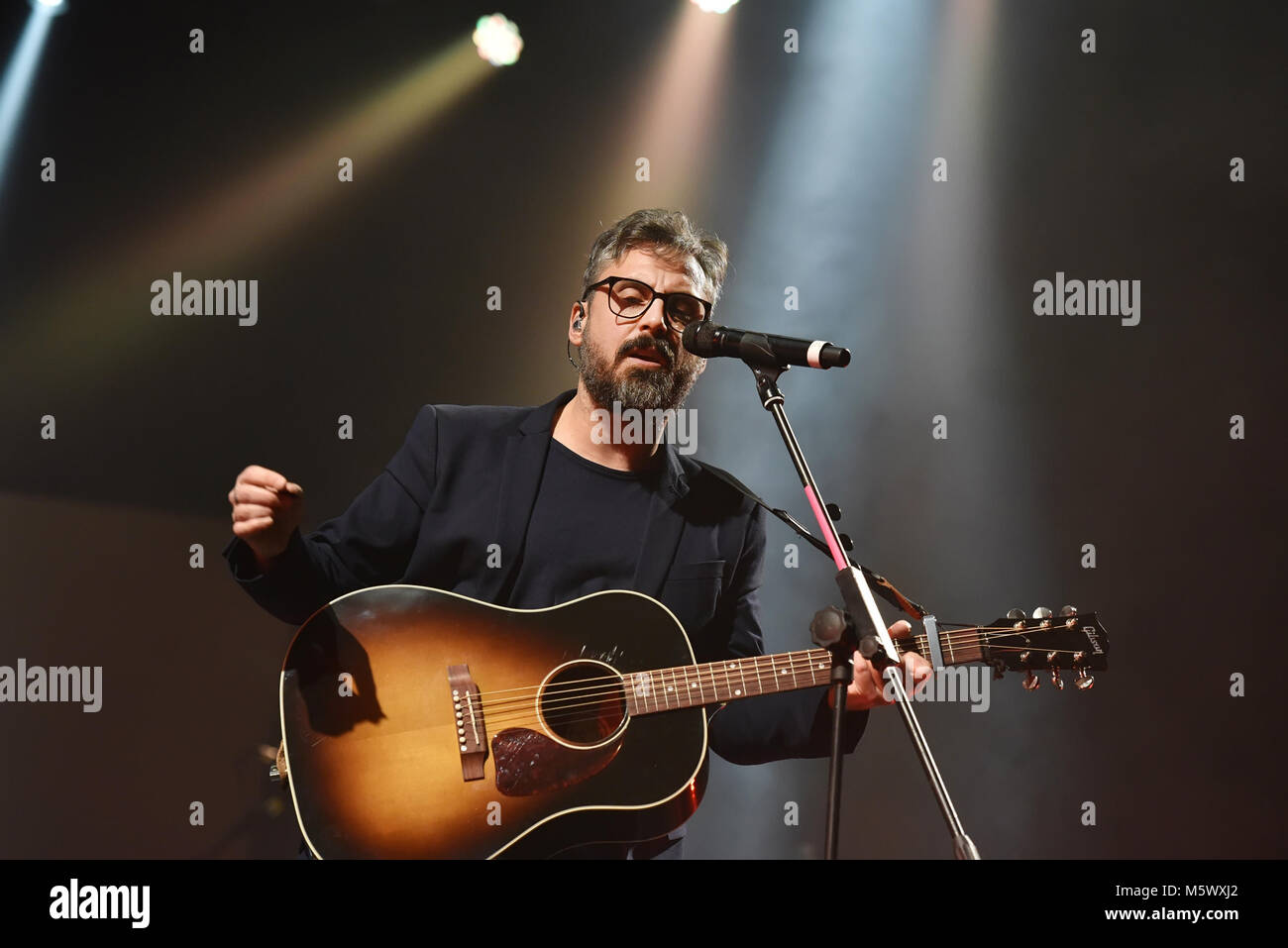 Napoli, Italia. 26 Febbraio, 2018. Cantante Italiano Dario Brunori di Brunori Sas esegue in scena al Teatro Augusteo. Credito: Paola Visone/Pacific Press/Alamy Live News Foto Stock