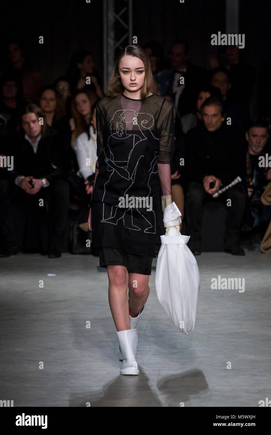 Milano, Italia. 24 Febbraio, 2018. Alberto Zambelli presenta l'Autunno/Inverno 2018-19 collezione a Milano la settimana della moda. Credito: Valeria Portinari/Pacific Press/Alamy Live News Foto Stock