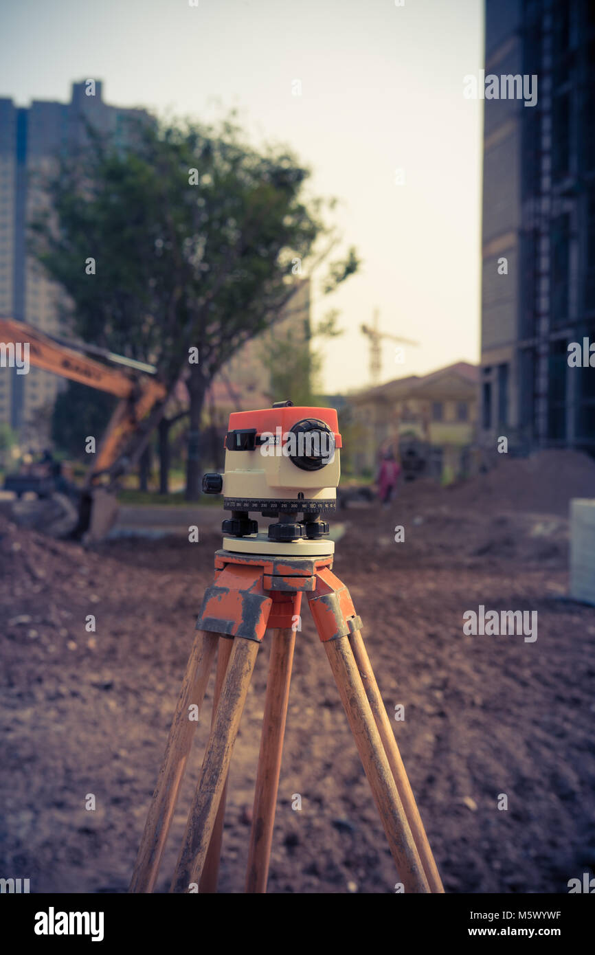 Telemetro, collocato in un piccolo sito in costruzione Foto Stock