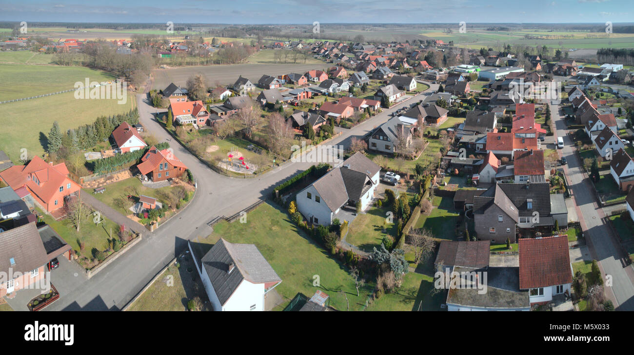 Panoramica aerea di un piccolo villaggio in Lüneburger Heide vicino ad Amburgo, panoramica vista aerea Foto Stock