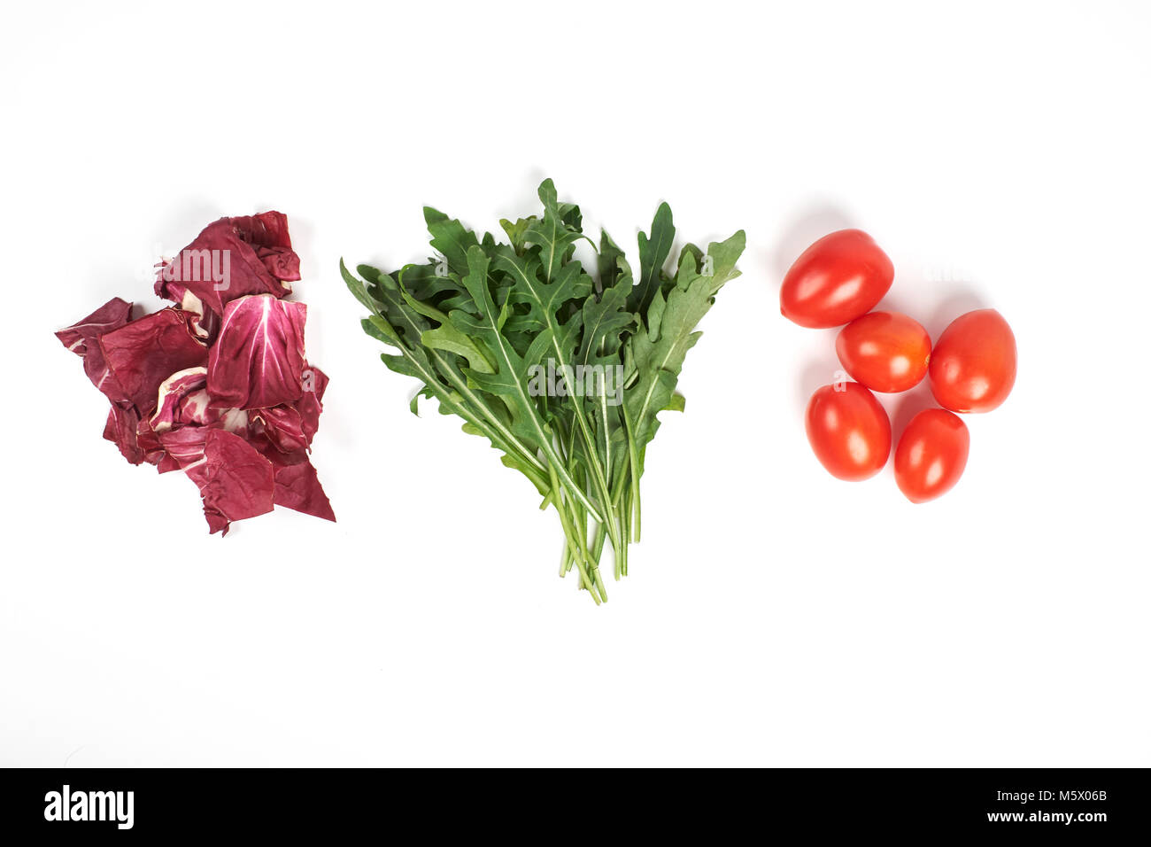 Verdure e insalate insieme per un sano stile di vita della dieta isolati su sfondo bianco Foto Stock