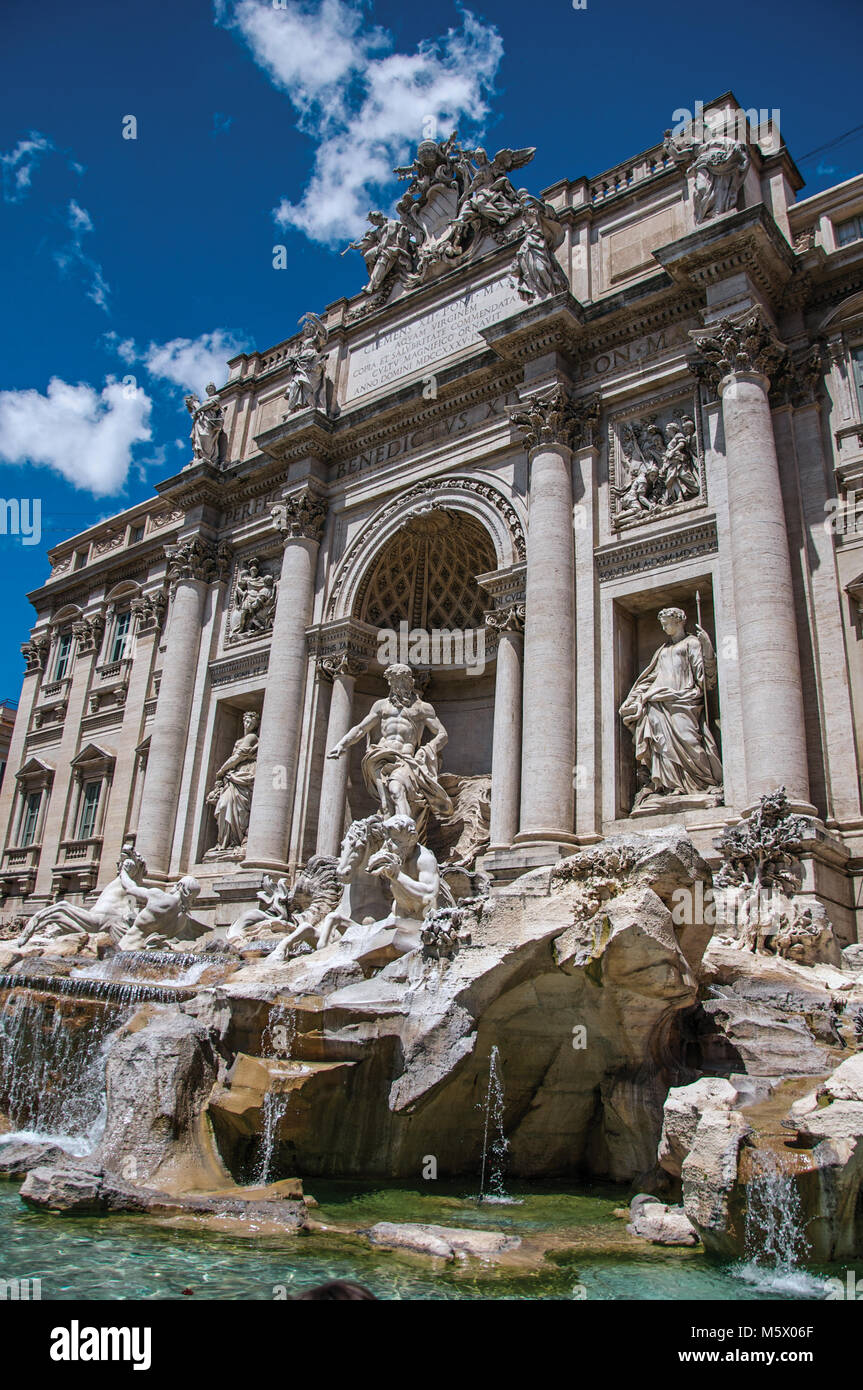 Panoramica della celebre Fontana di Trevi in giornata soleggiata a Roma, la città incredibile di epoca antica, noto come 'Città Eterna'. Foto Stock