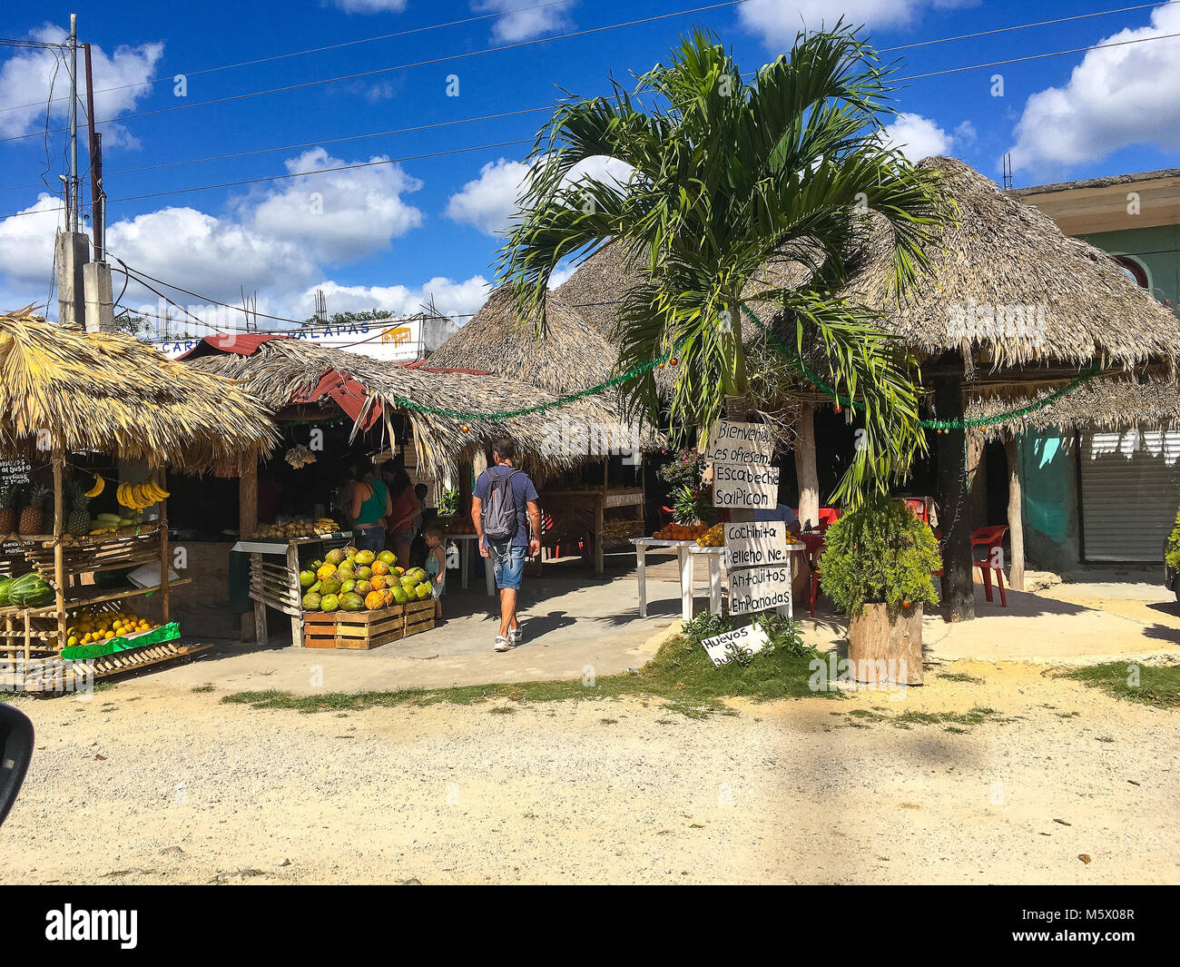 Coba, Messico - Febbraio 4,2018: i locali turistici colorato negozio di vendita tradizionale messicano di souvenir. Foto Stock