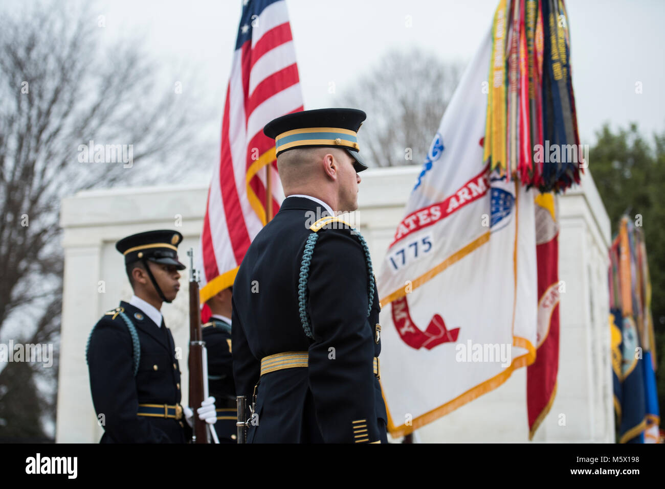 Soldati a sostegno di un'Forze Armate tutti gli onori Wreath-Laying cerimonia ospitata dal Primo Ministro australiano Malcolm Turnbull presso il Cimitero Nazionale di Arlington Arlington, Virginia, 22 febbraio, 2018. Turnbull ha incontrato anche il Cimitero Nazionale di Arlington senior leadership e hanno visitato il memoriale Anfiteatro Sala di visualizzazione come parte della sua visita ufficiale negli Stati Uniti. (U.S. Foto dell'esercito da Elizabeth Fraser / il Cimitero Nazionale di Arlington / rilasciato) Foto Stock