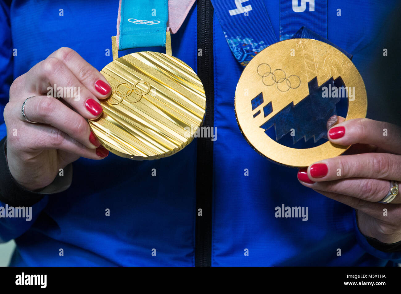 Londra, Regno Unito. Il 26 febbraio, 2018. Lizzy Yarnold visualizza le donne lo scheletro di medaglie di oro che ha vinto a Pyeongchang 2018 e Sochi 2014 come la British Olympic Association (BOA) accoglie favorevolmente Team GB atleti home da Pyeongchang 2018 Giochi Olimpici Invernali presso l'aeroporto di Heathrow. Lizzy Yarnold divenne il primo atleta britannico a difendere un Olimpiadi Invernali titolo. Credito: Mark Kerrison/Alamy Live News Foto Stock