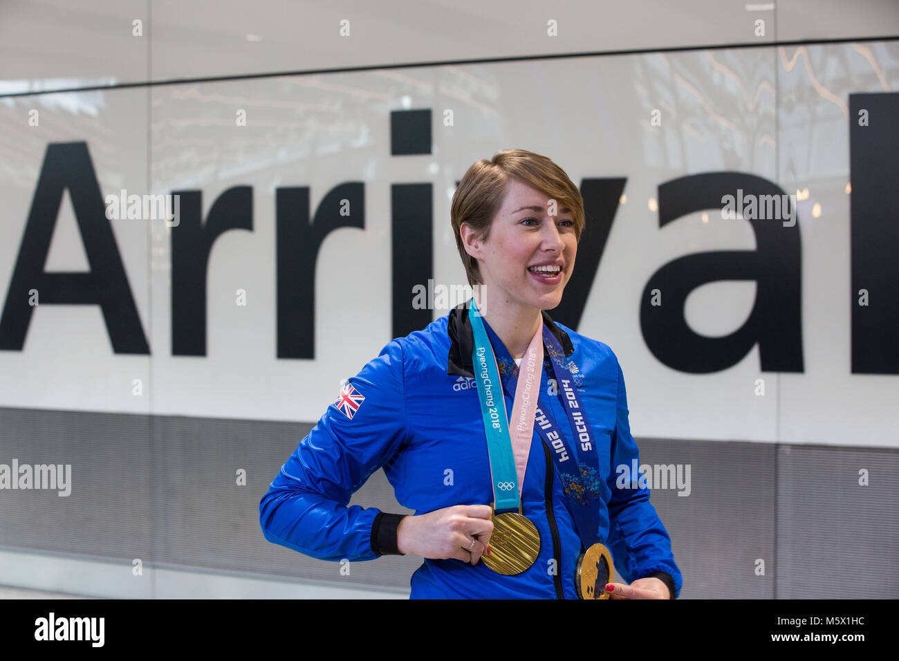 Londra, Regno Unito. Il 26 febbraio, 2018. Lizzy Yarnold visualizza le donne lo scheletro di medaglie di oro che ha vinto a Pyeongchang 2018 e Sochi 2014 come la British Olympic Association (BOA) accoglie favorevolmente Team GB atleti home da Pyeongchang 2018 Giochi Olimpici Invernali presso l'aeroporto di Heathrow. Lizzy Yarnold divenne il primo atleta britannico a difendere un Olimpiadi Invernali titolo. Credito: Mark Kerrison/Alamy Live News Foto Stock