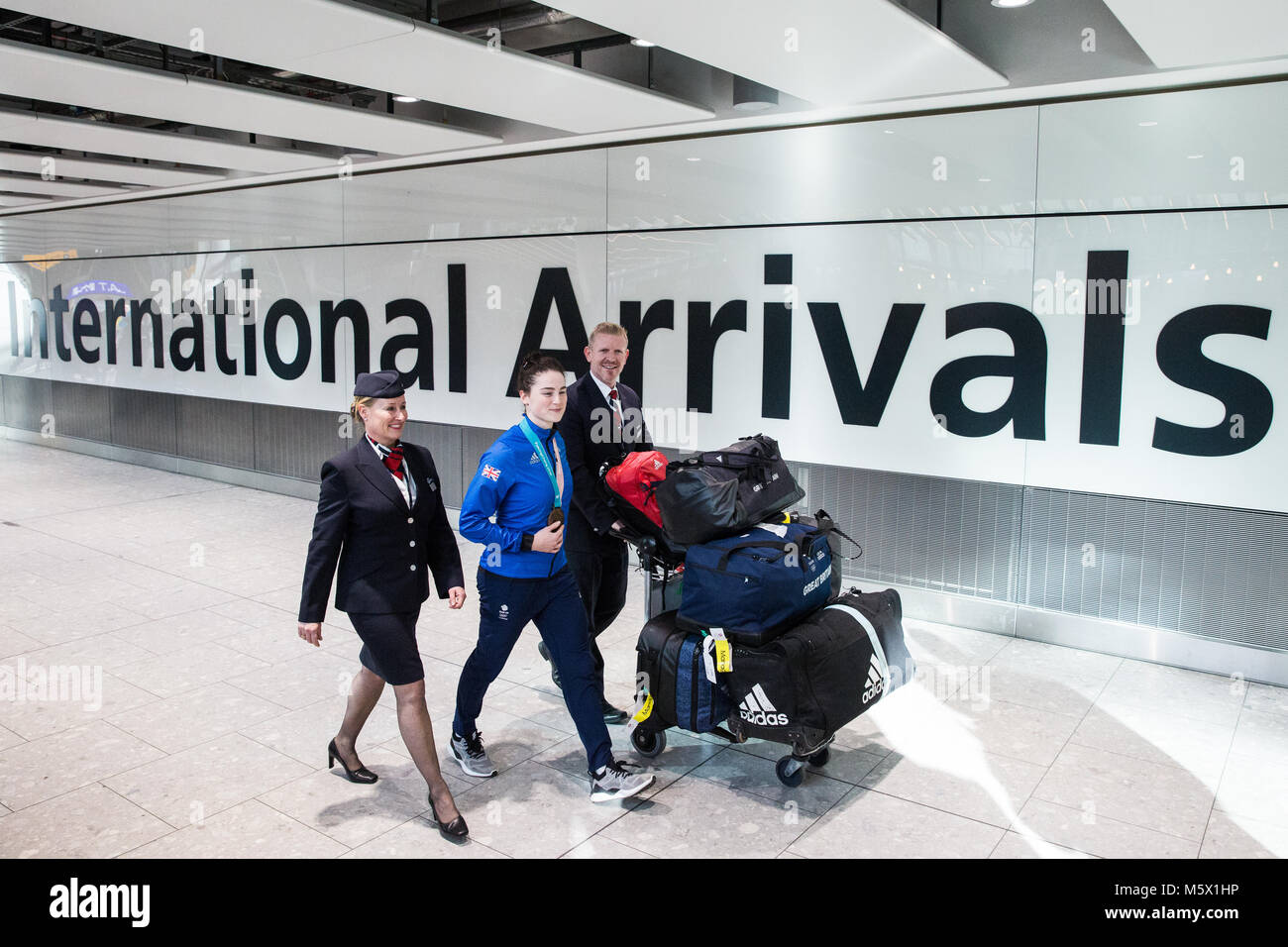 Londra, Regno Unito. Il 26 febbraio, 2018. Laura Deas visualizza la sua donna scheletro medaglia di bronzo come la British Olympic Association (BOA) accoglie favorevolmente Team GB atleti home da Pyeongchang 2018 Giochi Olimpici Invernali presso l'aeroporto di Heathrow. Credito: Mark Kerrison/Alamy Live News Foto Stock