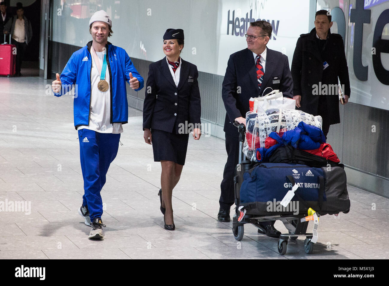 Londra, Regno Unito. Il 26 febbraio, 2018. Billy Morgan visualizza il suo uomo Big Air con la medaglia di bronzo come la British Olympic Association (BOA) accoglie favorevolmente Team GB atleti home da Pyeongchang 2018 Giochi Olimpici Invernali presso l'aeroporto di Heathrow. Credito: Mark Kerrison/Alamy Live News Foto Stock