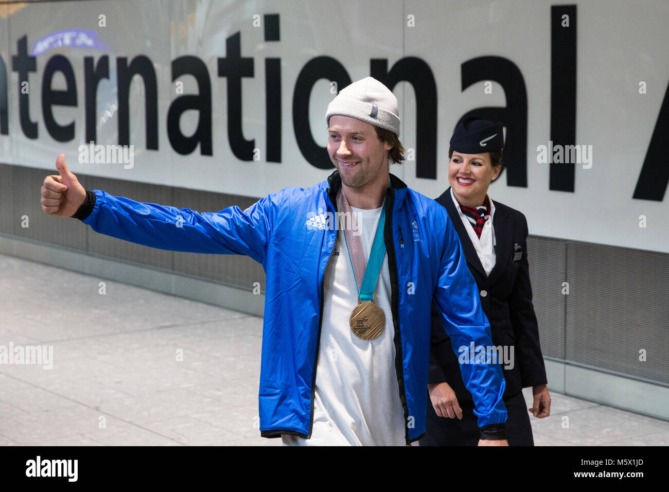 Londra, Regno Unito. Il 26 febbraio, 2018. Billy Morgan visualizza il suo uomo Big Air con la medaglia di bronzo come la British Olympic Association (BOA) accoglie favorevolmente Team GB atleti home da Pyeongchang 2018 Giochi Olimpici Invernali presso l'aeroporto di Heathrow. Credito: Mark Kerrison/Alamy Live News Foto Stock