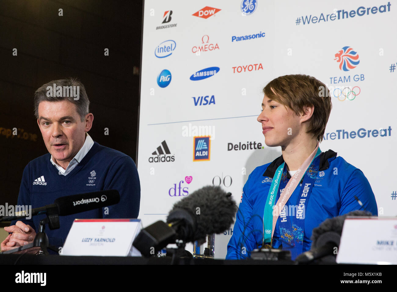 Londra, Regno Unito. Il 26 febbraio, 2018. Sir Hugh Robertson, Presidente della British Olympic Association, indirizzi di una conferenza stampa con Lizzy Yarnold seguendo il benvenuto del Team GB dal Pyeongchang 2018 Giochi Olimpici Invernali presso l'aeroporto di Heathrow. Credito: Mark Kerrison/Alamy Live News Foto Stock