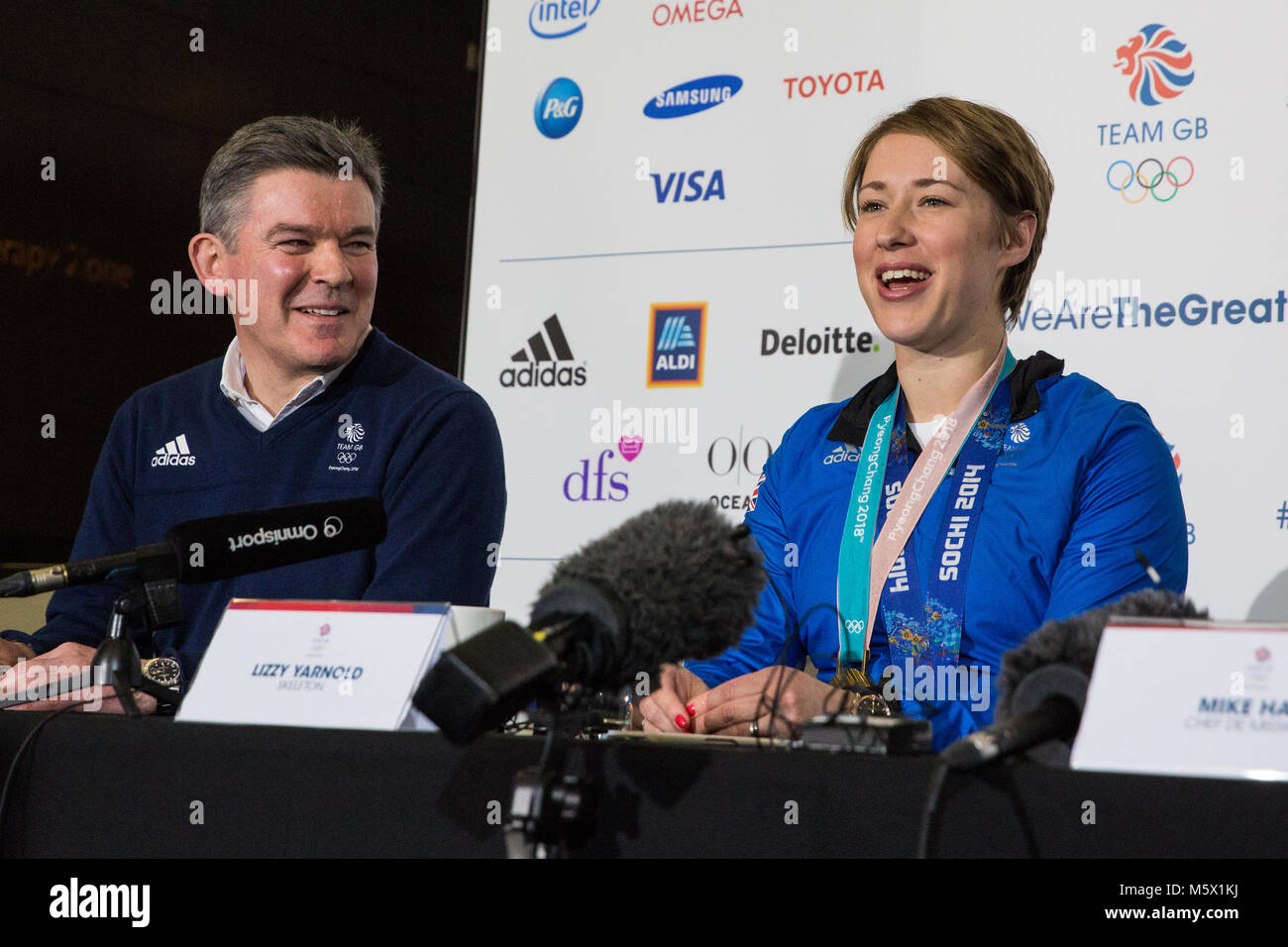 Londra, Regno Unito. Il 26 febbraio, 2018. Medaglia d'oro Lizzy Yarnold risolve una conferenza stampa dopo il benvenuto del Team GB dal Pyeongchang 2018 Giochi Olimpici Invernali presso l'aeroporto di Heathrow. Credito: Mark Kerrison/Alamy Live News Foto Stock