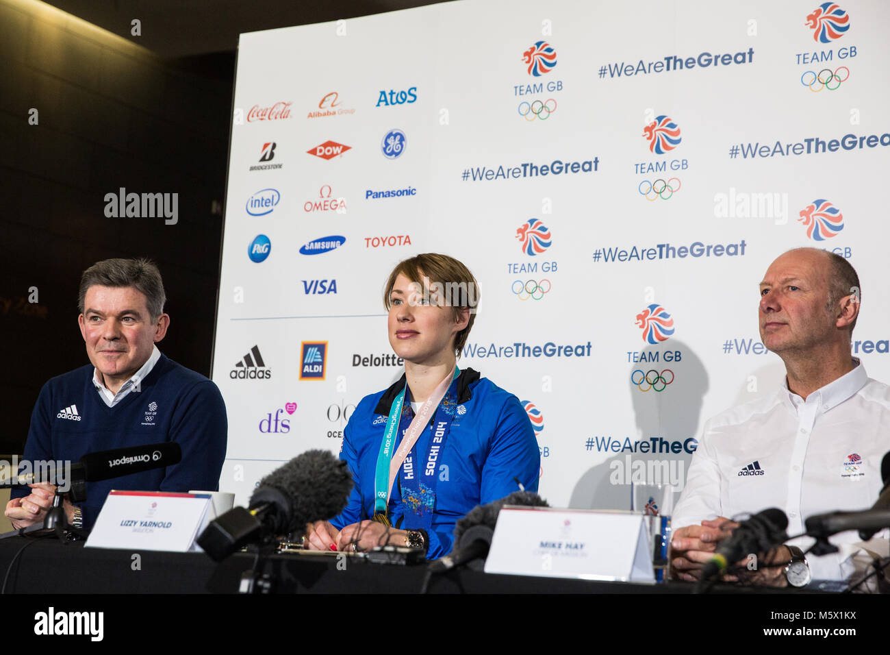 Londra, Regno Unito. Il 26 febbraio, 2018. Sir Hugh Robertson (Presidente della British Olympic Association), medaglia d'oro Lizzy Yarnold e Mike Hay (Team GB chef de mission) indirizzo una conferenza stampa dopo il benvenuto del Team GB dal Pyeongchang 2018 Giochi Olimpici Invernali presso l'aeroporto di Heathrow. Credito: Mark Kerrison/Alamy Live News Foto Stock