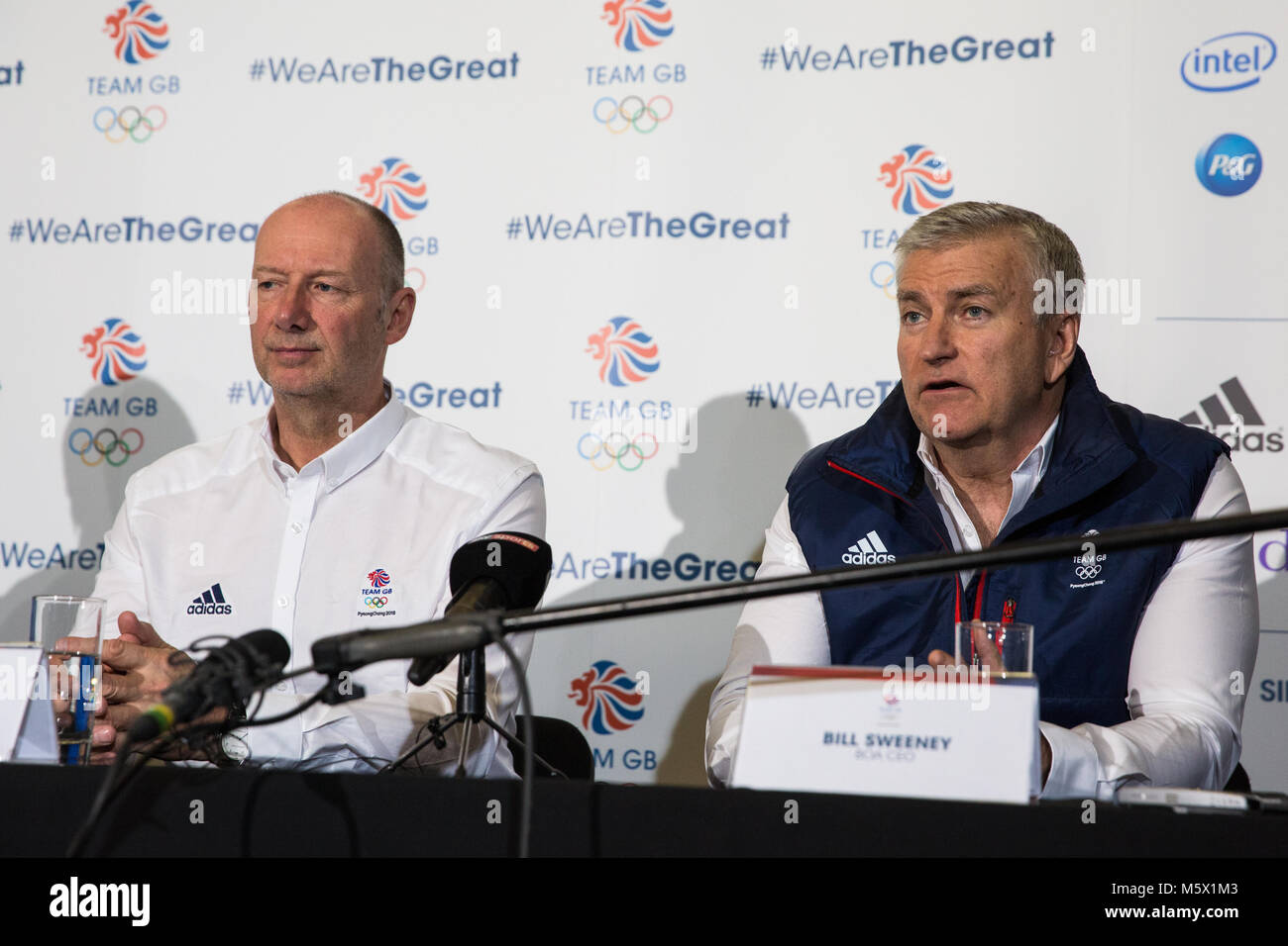 Londra, Regno Unito. Il 26 febbraio, 2018. Bill Sweeney (Chief Executive della British Olympic Association) risolve una conferenza stampa con Mike Hay (Team GB chef de mission) dopo il benvenuto del Team GB dal Pyeongchang 2018 Giochi Olimpici Invernali presso l'aeroporto di Heathrow. Credito: Mark Kerrison/Alamy Live News Foto Stock