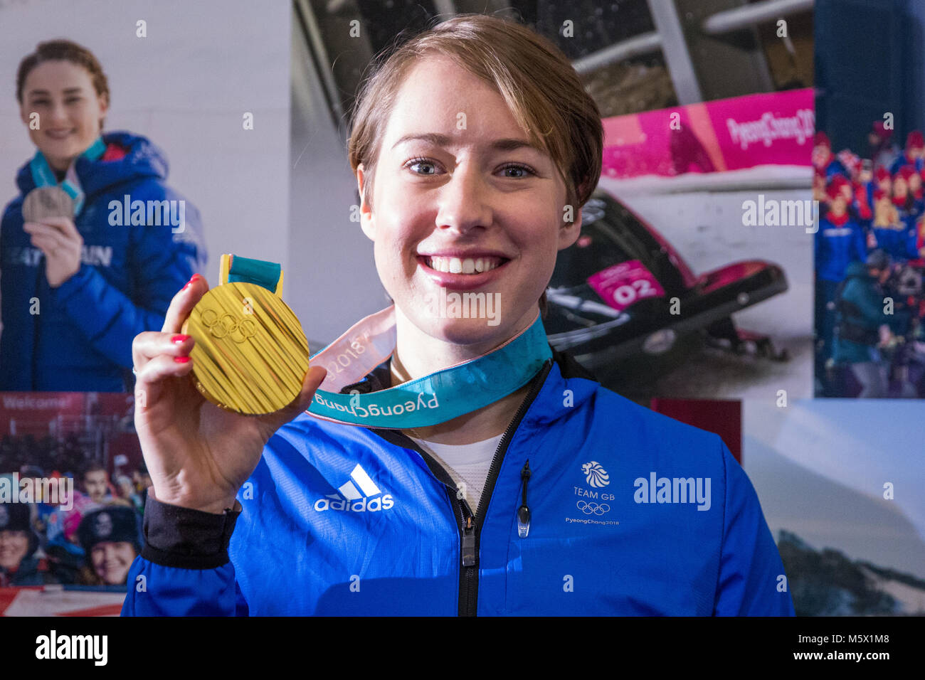 Londra, Regno Unito. Il 26 febbraio, 2018. Lizzy Yarnold visualizza le donne lo scheletro di medaglie di oro che ha vinto a Pyeongchang 2018 come la British Olympic Association (BOA) accoglie favorevolmente Team GB atleti home da Pyeongchang 2018 Giochi Olimpici Invernali presso l'aeroporto di Heathrow. Lizzy Yarnold divenne il primo atleta britannico a difendere un Olimpiadi Invernali titolo. Credito: Mark Kerrison/Alamy Live News Foto Stock