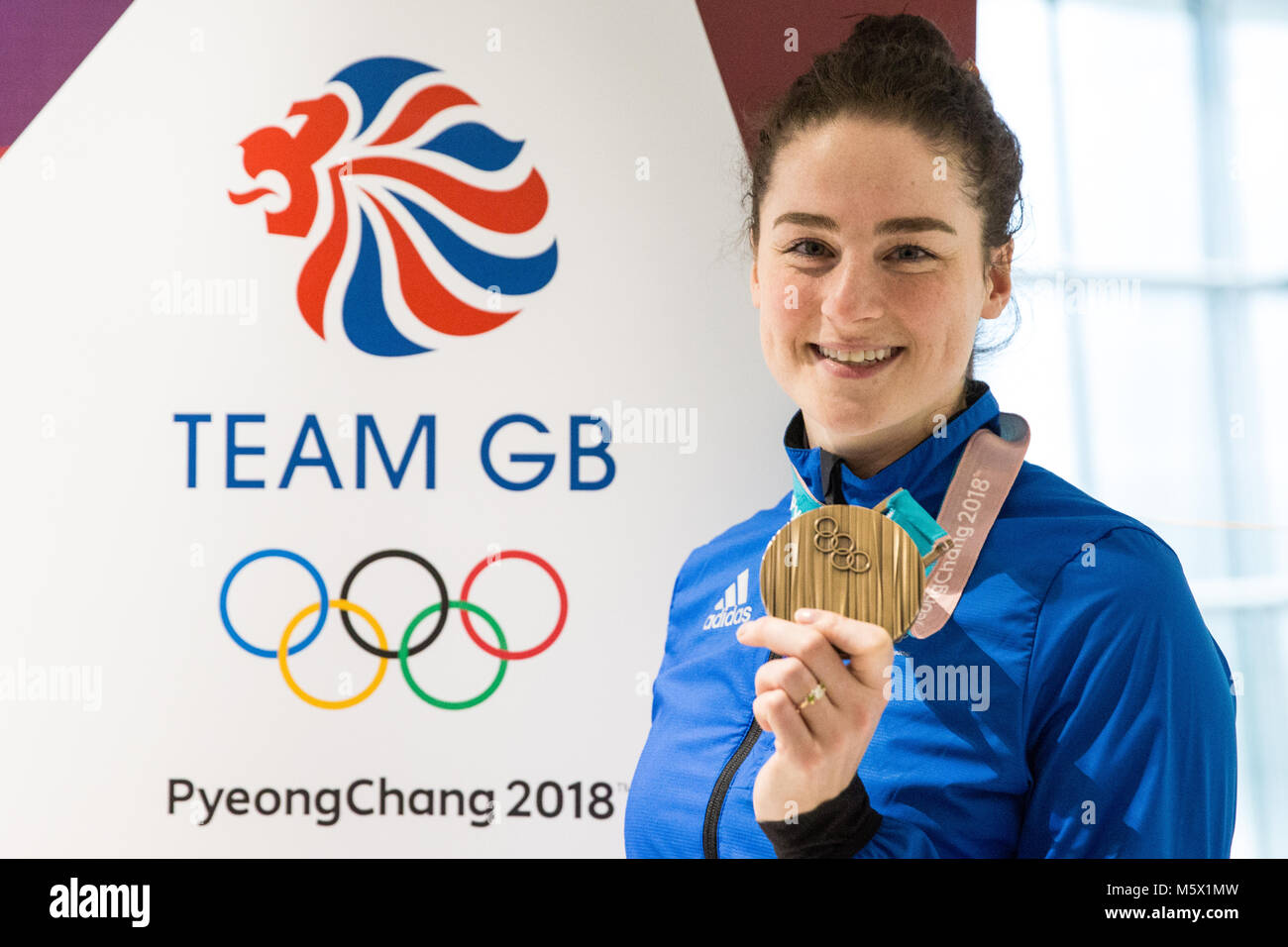 Londra, Regno Unito. Il 26 febbraio, 2018. Laura Deas visualizza la sua donna scheletro medaglia di bronzo come la British Olympic Association (BOA) accoglie favorevolmente Team GB atleti home da Pyeongchang 2018 Giochi Olimpici Invernali presso l'aeroporto di Heathrow. Credito: Mark Kerrison/Alamy Live News Foto Stock