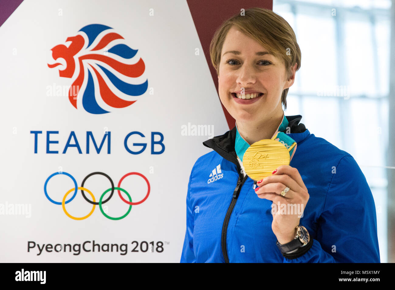 Londra, Regno Unito. Il 26 febbraio, 2018. Lizzy Yarnold visualizza le donne lo scheletro di medaglie di oro che ha vinto a Pyeongchang 2018 come la British Olympic Association (BOA) accoglie favorevolmente Team GB atleti home da Pyeongchang 2018 Giochi Olimpici Invernali presso l'aeroporto di Heathrow. Lizzy Yarnold divenne il primo atleta britannico a difendere un Olimpiadi Invernali titolo. Credito: Mark Kerrison/Alamy Live News Foto Stock