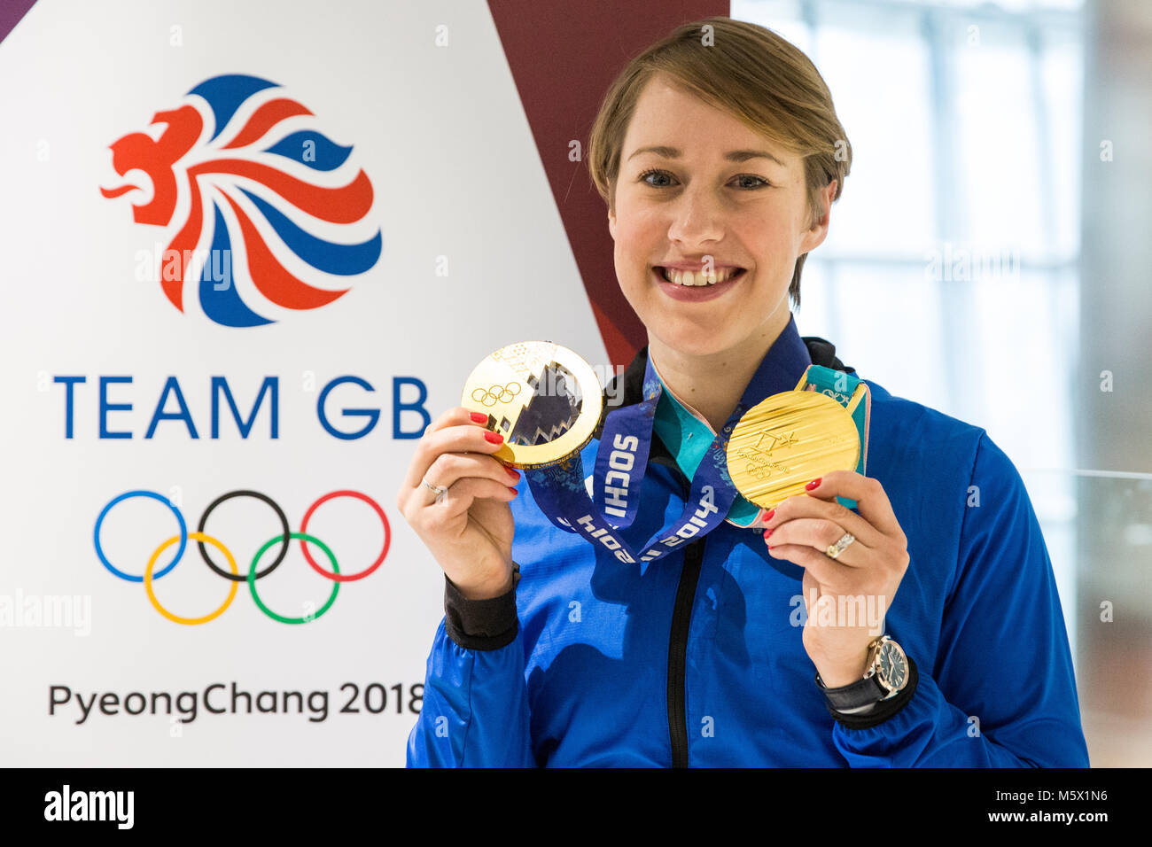 Londra, Regno Unito. Il 26 febbraio, 2018. Lizzy Yarnold visualizza le donne lo scheletro di medaglie di oro che ha vinto a Pyeongchang 2018 come la British Olympic Association (BOA) accoglie favorevolmente Team GB atleti home da Pyeongchang 2018 Giochi Olimpici Invernali presso l'aeroporto di Heathrow. Lizzy Yarnold divenne il primo atleta britannico a difendere un Olimpiadi Invernali titolo. Credito: Mark Kerrison/Alamy Live News Foto Stock