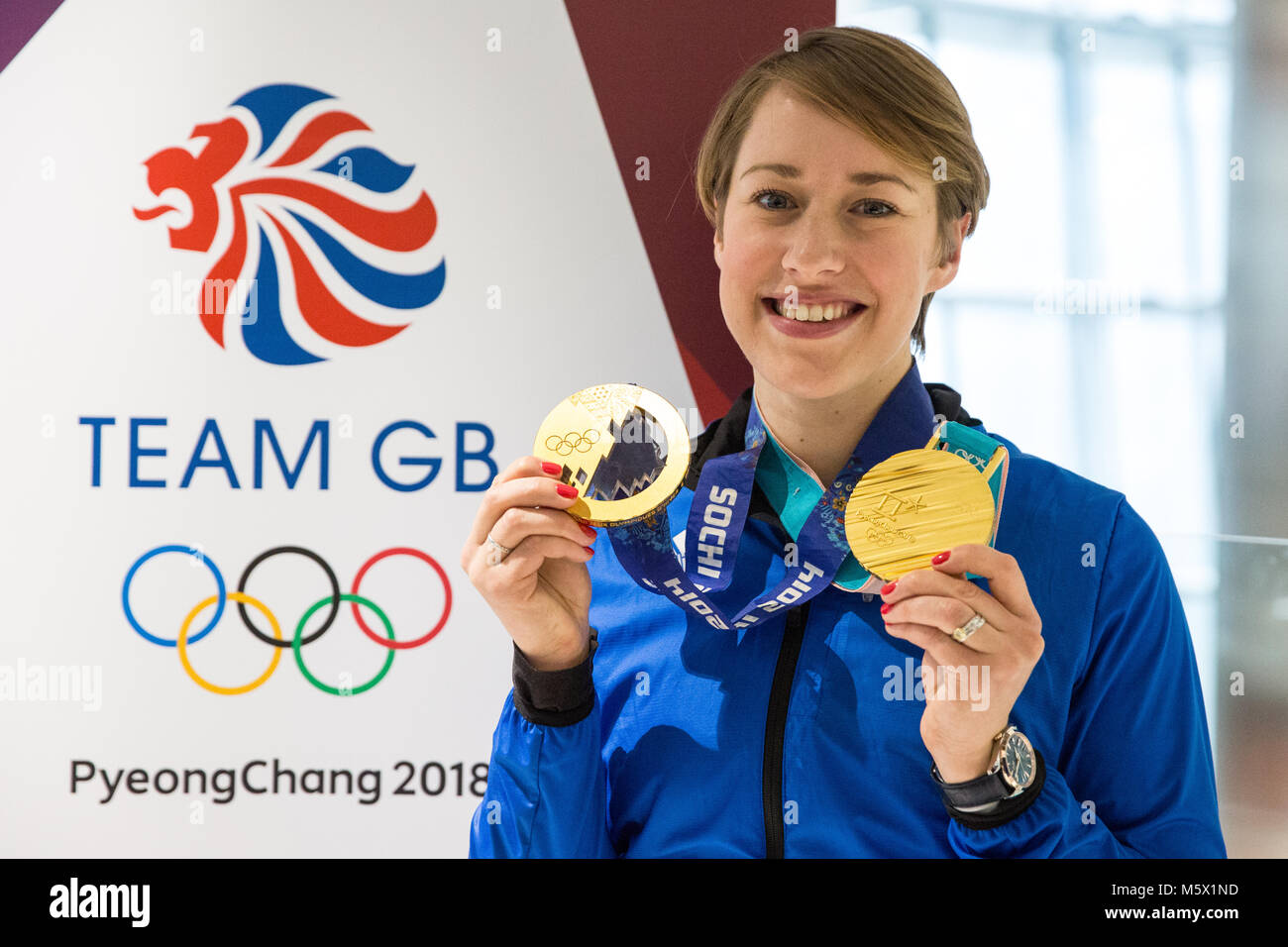 Londra, Regno Unito. Il 26 febbraio, 2018. Lizzy Yarnold visualizza le donne lo scheletro di medaglie di oro che ha vinto a Pyeongchang 2018 come la British Olympic Association (BOA) accoglie favorevolmente Team GB atleti home da Pyeongchang 2018 Giochi Olimpici Invernali presso l'aeroporto di Heathrow. Lizzy Yarnold divenne il primo atleta britannico a difendere un Olimpiadi Invernali titolo. Credito: Mark Kerrison/Alamy Live News Foto Stock
