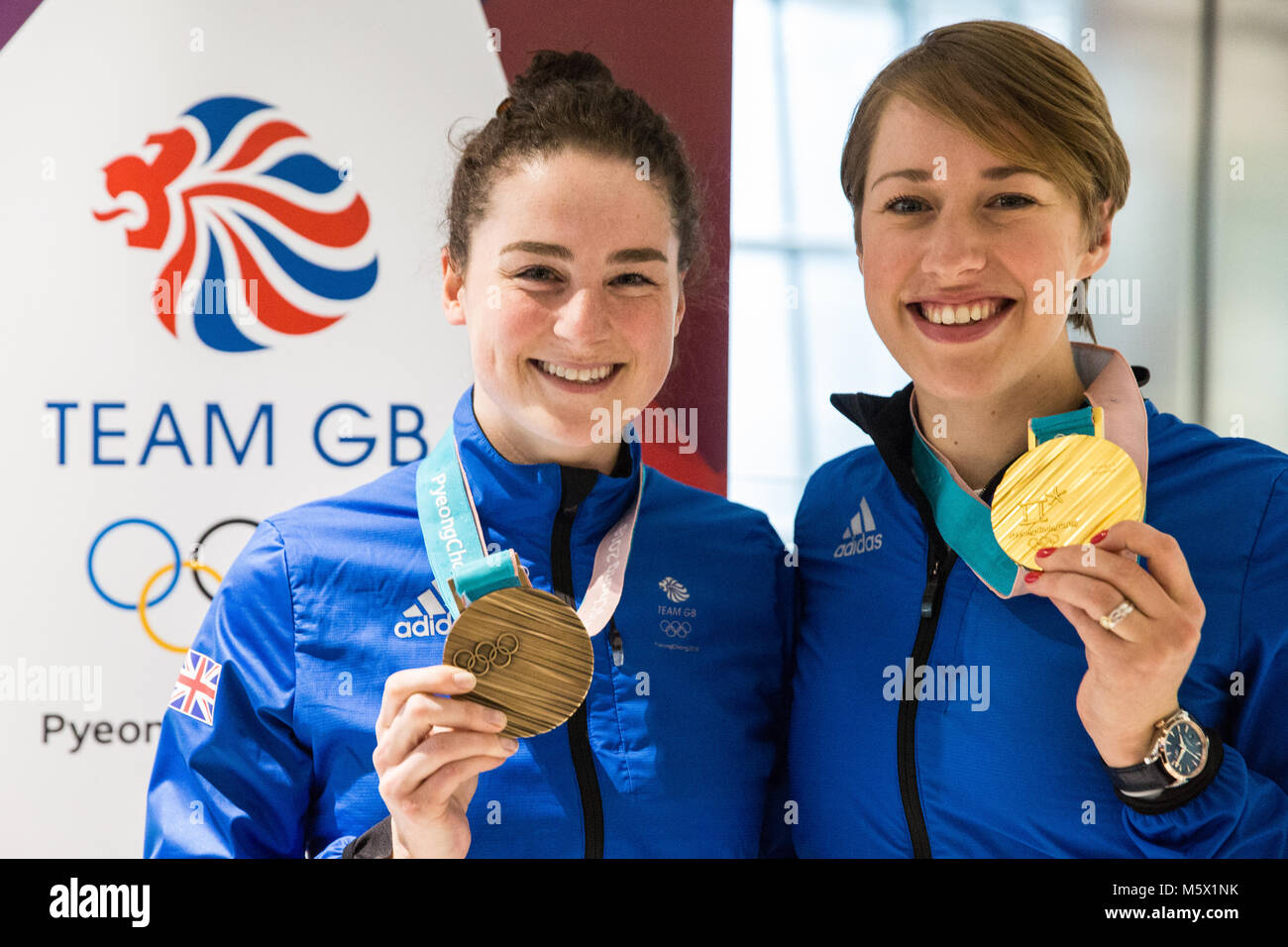 Londra, Regno Unito. Il 26 febbraio, 2018. Laura Deas e Lizzy Yarnold visualizzare le loro medaglie come la British Olympic Association (BOA) accoglie favorevolmente Team GB atleti home da Pyeongchang 2018 Giochi Olimpici Invernali presso l'aeroporto di Heathrow. Credito: Mark Kerrison/Alamy Live News Foto Stock