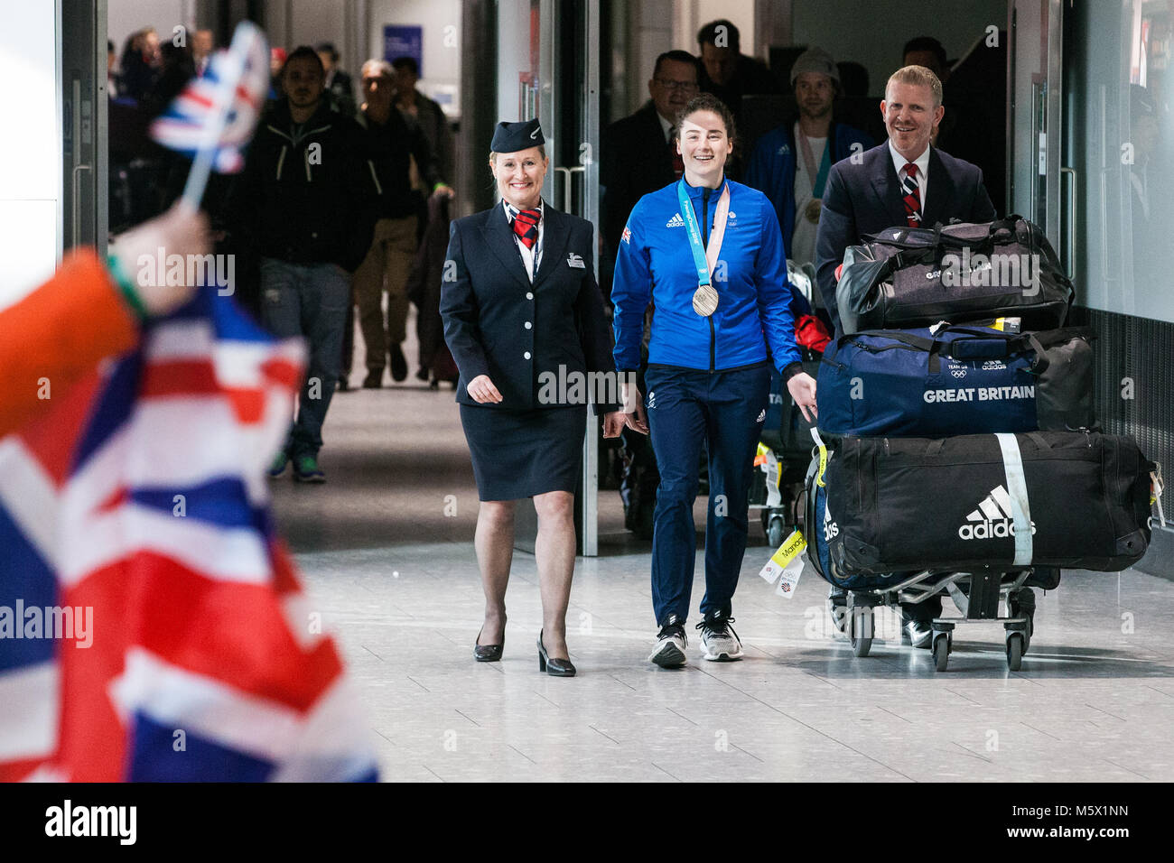 Londra, Regno Unito. Il 26 febbraio, 2018. Laura Deas visualizza la sua donna scheletro medaglia di bronzo come la British Olympic Association (BOA) accoglie favorevolmente Team GB atleti home da Pyeongchang 2018 Giochi Olimpici Invernali presso l'aeroporto di Heathrow. Credito: Mark Kerrison/Alamy Live News Foto Stock