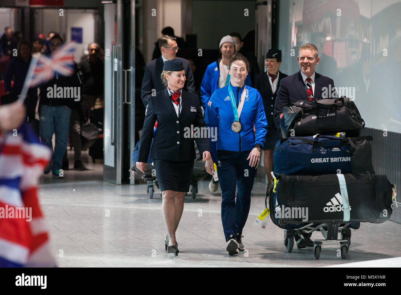 Londra, Regno Unito. Il 26 febbraio, 2018. Laura Deas visualizza la sua donna scheletro medaglia di bronzo come la British Olympic Association (BOA) accoglie favorevolmente Team GB atleti home da Pyeongchang 2018 Giochi Olimpici Invernali presso l'aeroporto di Heathrow. Credito: Mark Kerrison/Alamy Live News Foto Stock