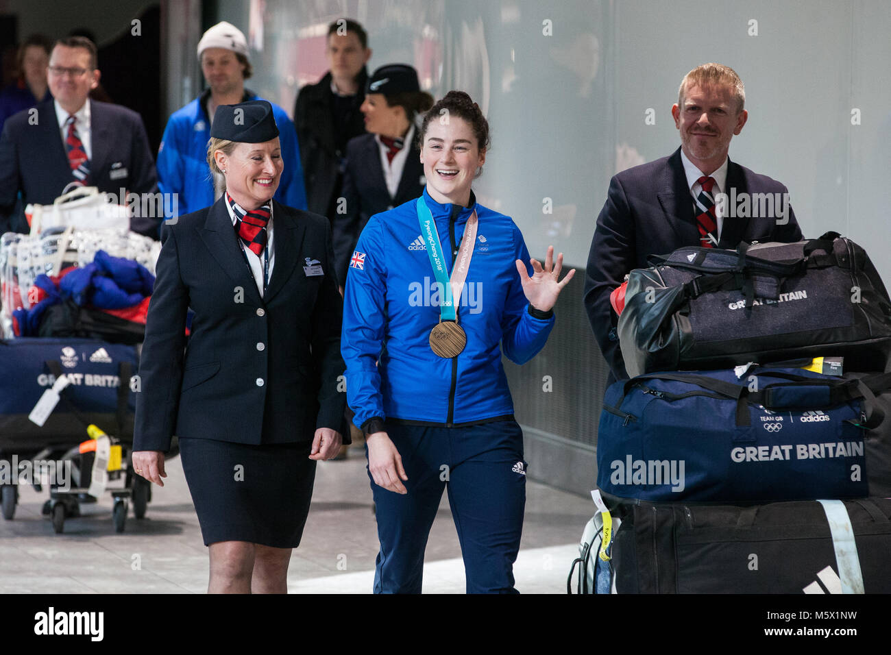 Londra, Regno Unito. Il 26 febbraio, 2018. Laura Deas visualizza la sua donna scheletro medaglia di bronzo come la British Olympic Association (BOA) accoglie favorevolmente Team GB atleti home da Pyeongchang 2018 Giochi Olimpici Invernali presso l'aeroporto di Heathrow. Credito: Mark Kerrison/Alamy Live News Foto Stock