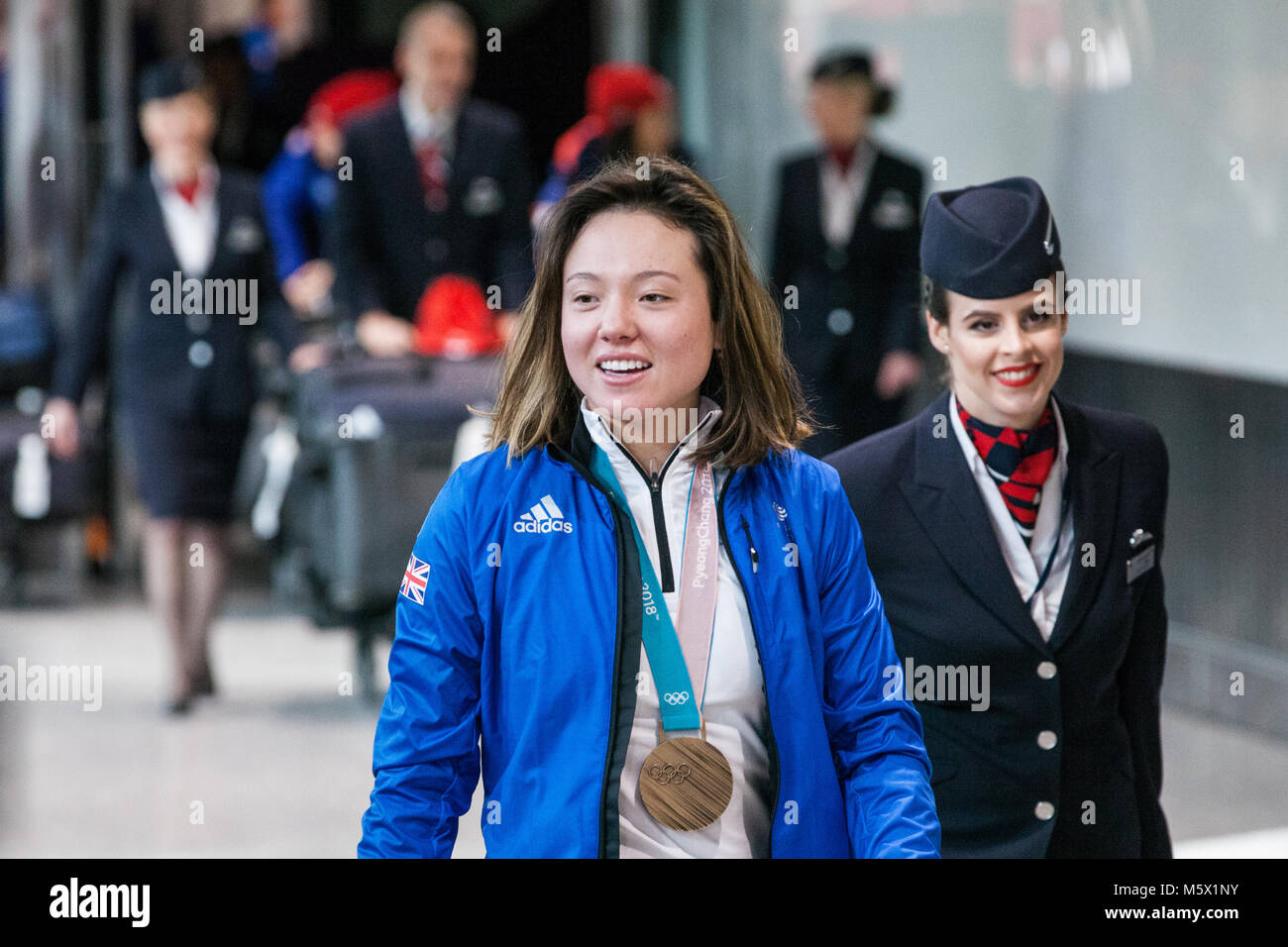 Londra, Regno Unito. Il 26 febbraio, 2018. Izzy Fatih Akin visualizza la sua donna slopestyle con la medaglia di bronzo come la British Olympic Association (BOA) accoglie favorevolmente Team GB atleti home da Pyeongchang 2018 Giochi Olimpici Invernali presso l'aeroporto di Heathrow. Credito: Mark Kerrison/Alamy Live News Foto Stock