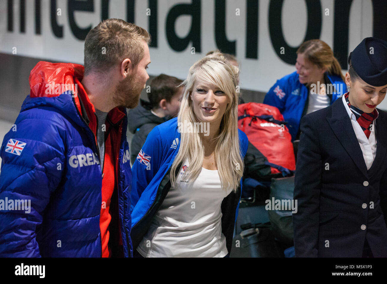 Londra, Regno Unito. Il 26 febbraio, 2018. Le donne di velocità del pattinatore Elise Christie è accolto favorevolmente indietro per Heathrow dalla Pyeongchang 2018 Giochi Olimpici Invernali con Team GB dalla British Olympic Association (BOA). Credito: Mark Kerrison/Alamy Live News Foto Stock