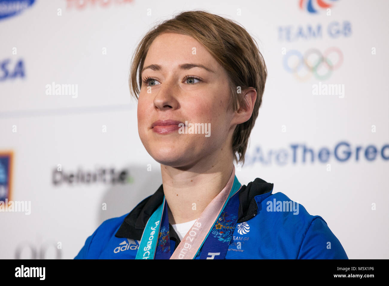 Londra, Regno Unito. Il 26 febbraio, 2018. Medaglia d'oro Lizzy Yarnold risolve una conferenza stampa dopo il benvenuto del Team GB dal Pyeongchang 2018 Giochi Olimpici Invernali presso l'aeroporto di Heathrow. Credito: Mark Kerrison/Alamy Live News Foto Stock