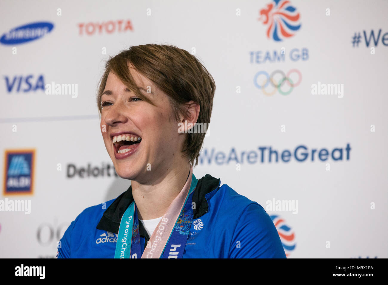 Londra, Regno Unito. Il 26 febbraio, 2018. Medaglia d'oro Lizzy Yarnold risolve una conferenza stampa dopo il benvenuto del Team GB dal Pyeongchang 2018 Giochi Olimpici Invernali presso l'aeroporto di Heathrow. Credito: Mark Kerrison/Alamy Live News Foto Stock