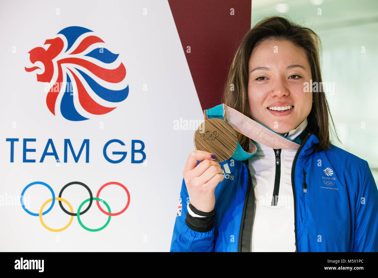 Londra, Regno Unito. Il 26 febbraio, 2018. Izzy Fatih Akin visualizza la sua donna slopestyle con la medaglia di bronzo come la British Olympic Association (BOA) accoglie favorevolmente Team GB atleti home da Pyeongchang 2018 Giochi Olimpici Invernali presso l'aeroporto di Heathrow. Credito: Mark Kerrison/Alamy Live News Foto Stock