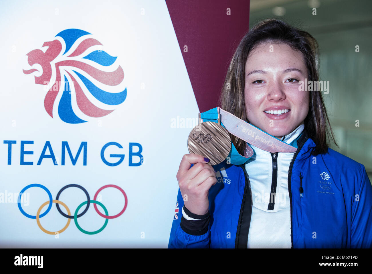 Londra, Regno Unito. Il 26 febbraio, 2018. Izzy Fatih Akin visualizza la sua donna slopestyle con la medaglia di bronzo come la British Olympic Association (BOA) accoglie favorevolmente Team GB atleti home da Pyeongchang 2018 Giochi Olimpici Invernali presso l'aeroporto di Heathrow. Credito: Mark Kerrison/Alamy Live News Foto Stock