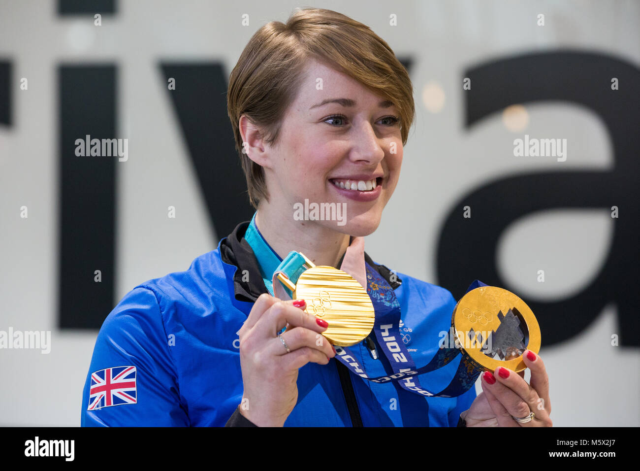 Londra, Regno Unito. Il 26 febbraio, 2018. Lizzy Yarnold visualizza le donne lo scheletro di medaglie di oro che ha vinto a Pyeongchang 2018 e Sochi 2014 come la British Olympic Association (BOA) accoglie favorevolmente Team GB atleti home da Pyeongchang 2018 Giochi Olimpici Invernali presso l'aeroporto di Heathrow. Lizzy Yarnold divenne il primo atleta britannico a difendere un Olimpiadi Invernali titolo. Credito: Mark Kerrison/Alamy Live News Foto Stock