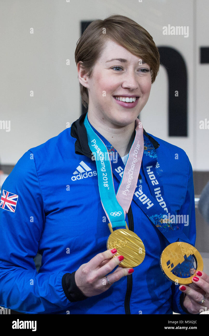 Londra, Regno Unito. Il 26 febbraio, 2018. Lizzy Yarnold visualizza le donne lo scheletro di medaglie di oro che ha vinto a Pyeongchang 2018 e Sochi 2014 come la British Olympic Association (BOA) accoglie favorevolmente Team GB atleti home da Pyeongchang 2018 Giochi Olimpici Invernali presso l'aeroporto di Heathrow. Lizzy Yarnold divenne il primo atleta britannico a difendere un Olimpiadi Invernali titolo. Credito: Mark Kerrison/Alamy Live News Foto Stock