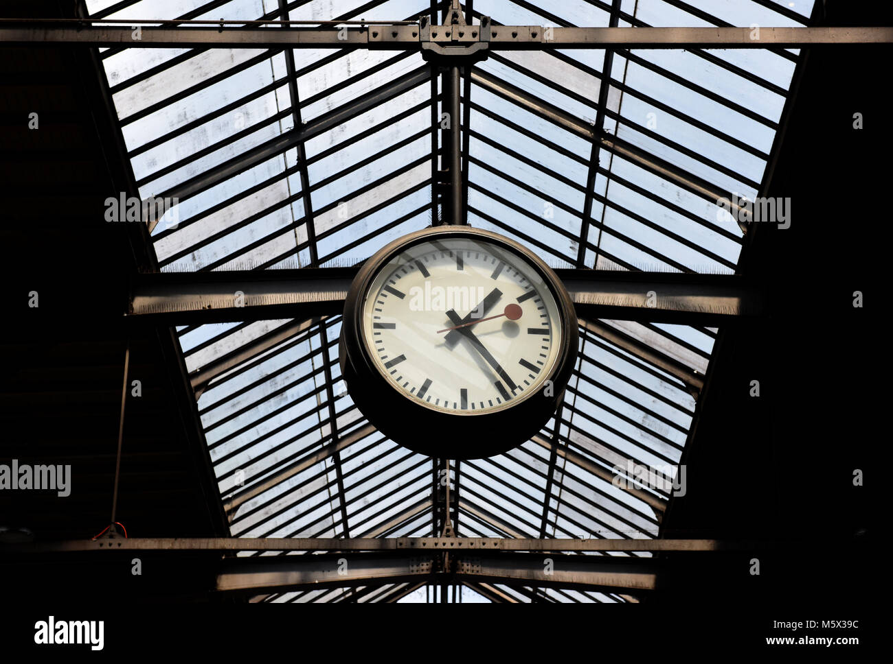 Orologio della stazione svizzera immagini e fotografie stock ad alta  risoluzione - Alamy