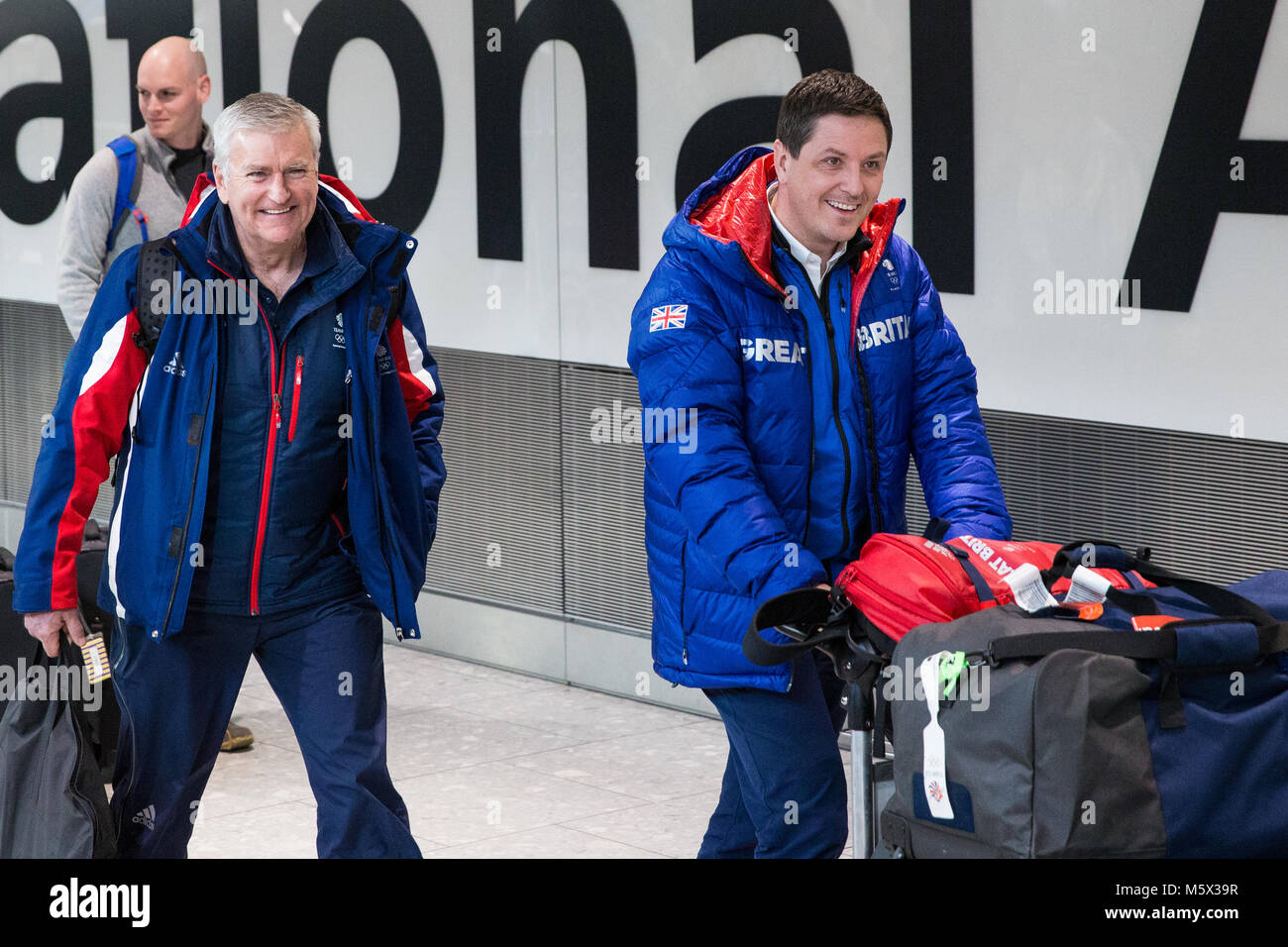 Londra, Regno Unito. Il 26 febbraio, 2018. Bill Sweeney, Chief Executive della British Olympic Association, arriva di nuovo all'aeroporto di Heathrow con il Team GB dal Pyeongchang 2018 Giochi Olimpici Invernali. Credito: Mark Kerrison/Alamy Live News Foto Stock