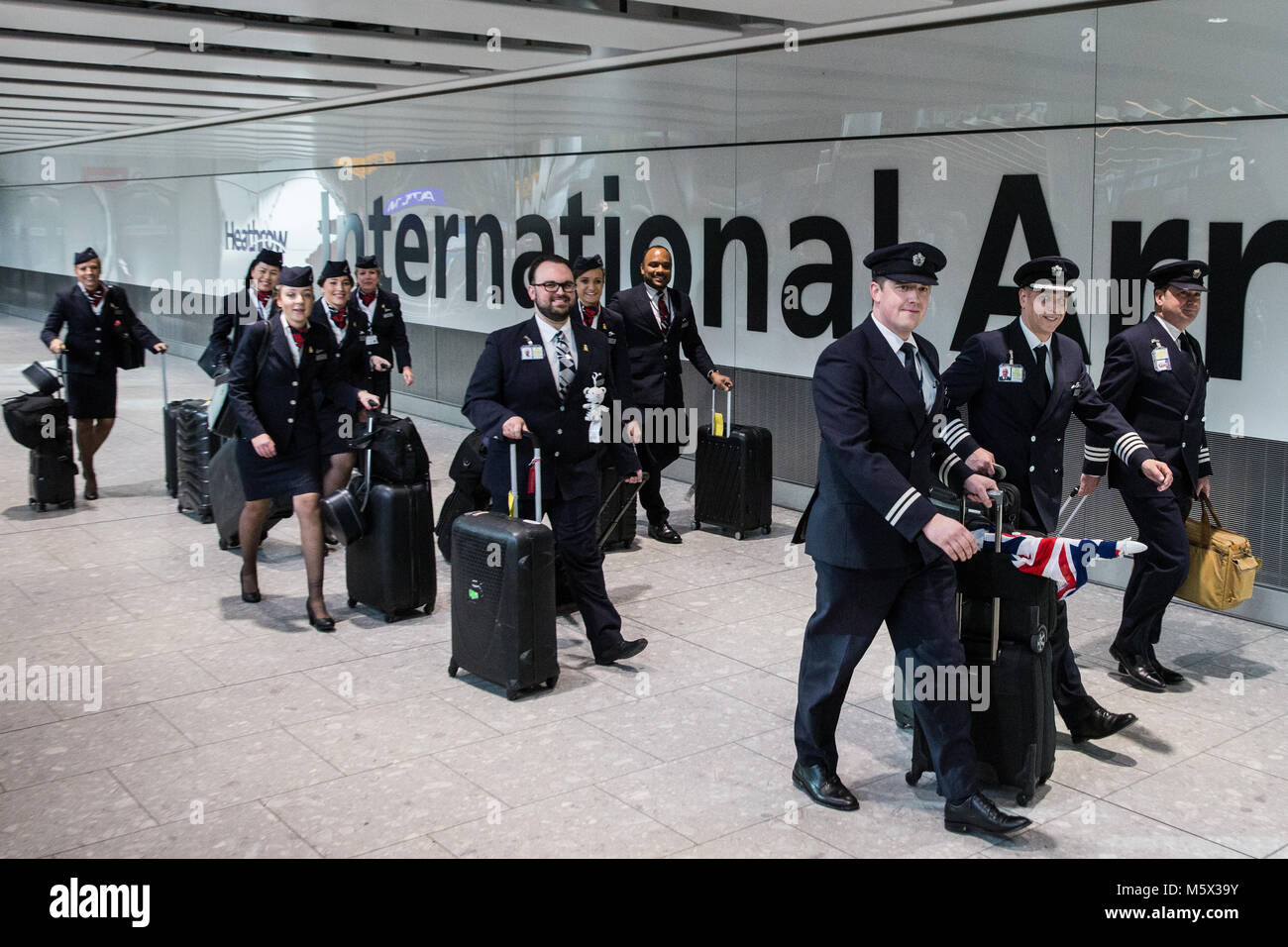Londra, Regno Unito. Il 26 febbraio, 2018. L'aria equipaggio per il Team GB è accolto favorevolmente indietro per Heathrow dalla British Olympic Association (BOA) seguendo il Pyeongchang 2018 Giochi Olimpici Invernali. Credito: Mark Kerrison/Alamy Live News Foto Stock