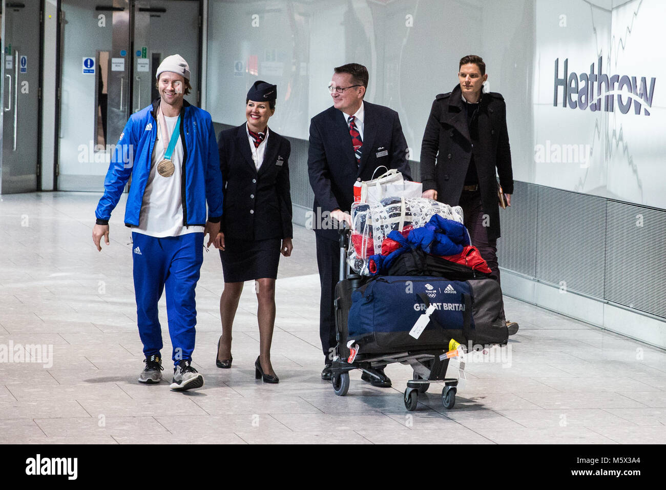 Londra, Regno Unito. Il 26 febbraio, 2018. Billy Morgan visualizza il suo uomo Big Air con la medaglia di bronzo come la British Olympic Association (BOA) accoglie favorevolmente Team GB atleti home da Pyeongchang 2018 Giochi Olimpici Invernali presso l'aeroporto di Heathrow. Credito: Mark Kerrison/Alamy Live News Foto Stock