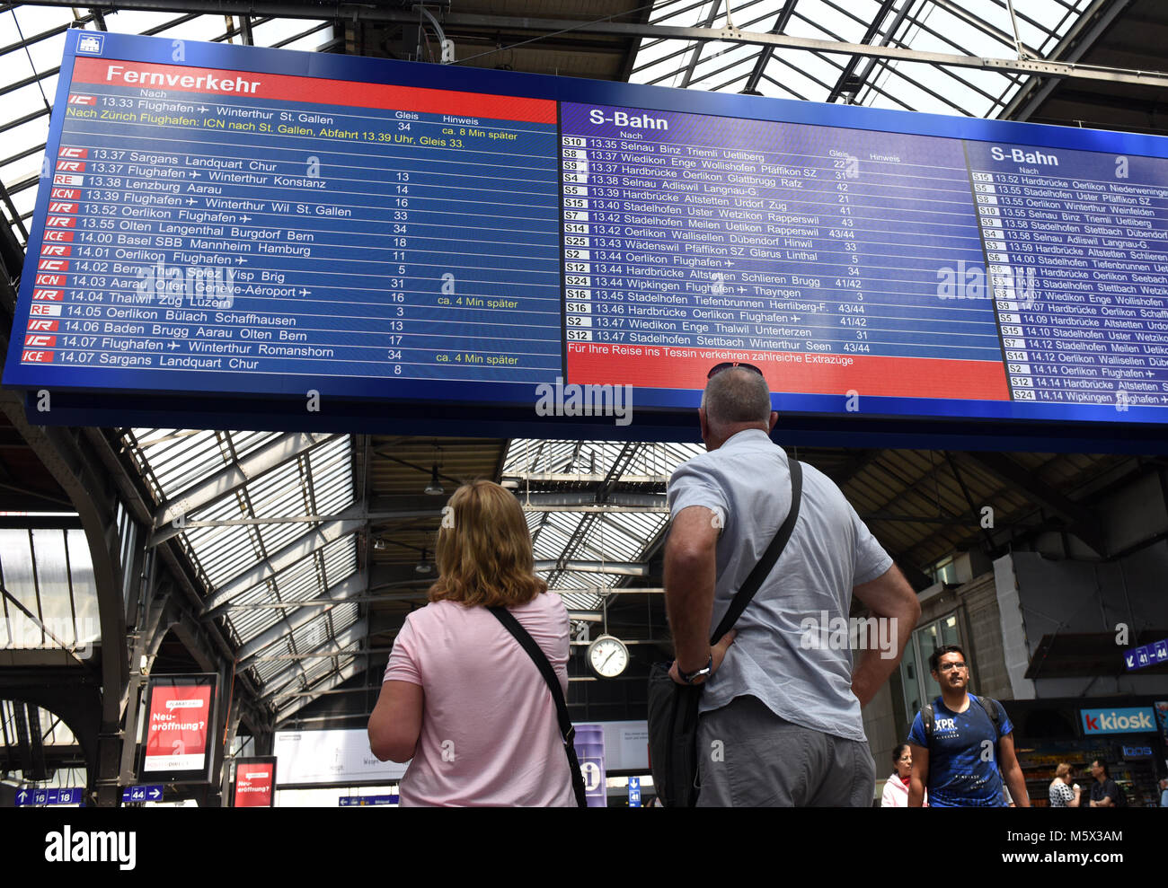 Zurigo, Svizzera - Giugno 03, 2017: persone su Zurigo stazione ferroviaria principale guarda la scheda elettronica con un orario dei treni. Zurigo stazione centrale (Zurich Hauptbahnhof). Foto Stock