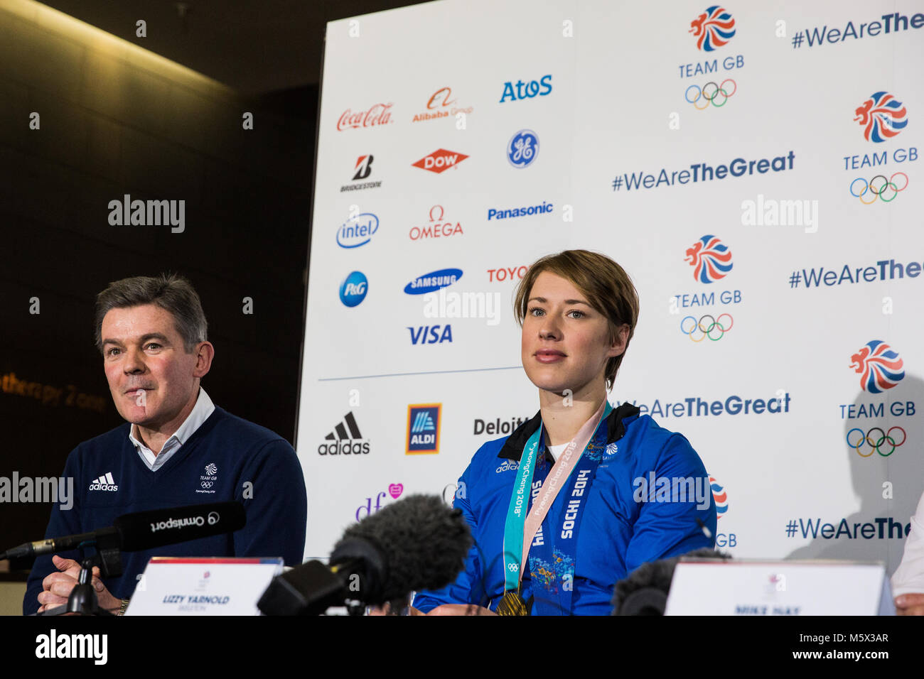 Londra, Regno Unito. Il 26 febbraio, 2018. Sir Hugh Robertson, Presidente della British Olympic Association e medaglia d'oro Lizzy indirizzo Yarnold una conferenza stampa dopo il benvenuto del Team GB dal Pyeongchang 2018 Giochi Olimpici Invernali presso l'aeroporto di Heathrow. Credito: Mark Kerrison/Alamy Live News Foto Stock