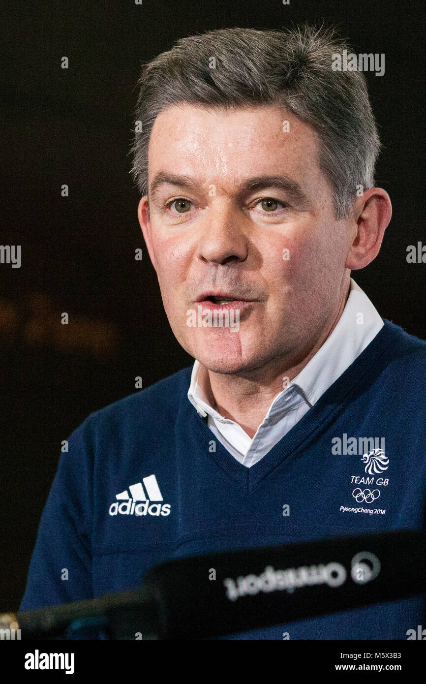 Londra, Regno Unito. Il 26 febbraio, 2018. Sir Hugh Robertson, Presidente della British Olympic Association, risolve una conferenza stampa dopo il benvenuto del Team GB dal Pyeongchang 2018 Giochi Olimpici Invernali presso l'aeroporto di Heathrow. Credito: Mark Kerrison/Alamy Live News Foto Stock