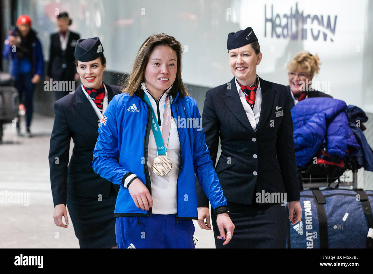 Londra, Regno Unito. Il 26 febbraio, 2018. Izzy Fatih Akin visualizza la sua donna slopestyle con la medaglia di bronzo come la British Olympic Association (BOA) accoglie favorevolmente Team GB atleti home da Pyeongchang 2018 Giochi Olimpici Invernali presso l'aeroporto di Heathrow. Credito: Mark Kerrison/Alamy Live News Foto Stock
