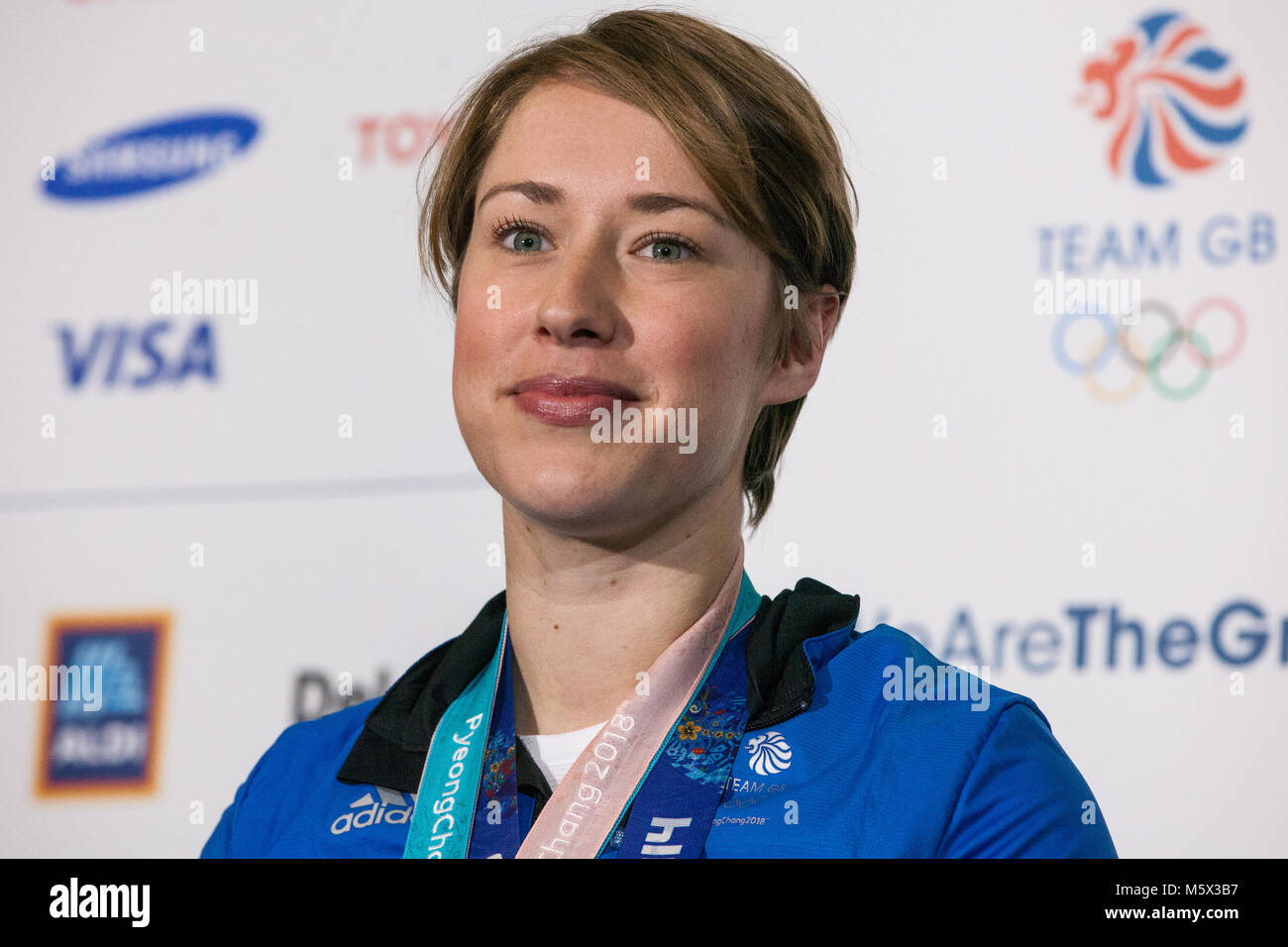 Londra, Regno Unito. Il 26 febbraio, 2018. Medaglia d'oro Lizzy Yarnold risolve una conferenza stampa dopo il benvenuto del Team GB dal Pyeongchang 2018 Giochi Olimpici Invernali presso l'aeroporto di Heathrow. Credito: Mark Kerrison/Alamy Live News Foto Stock