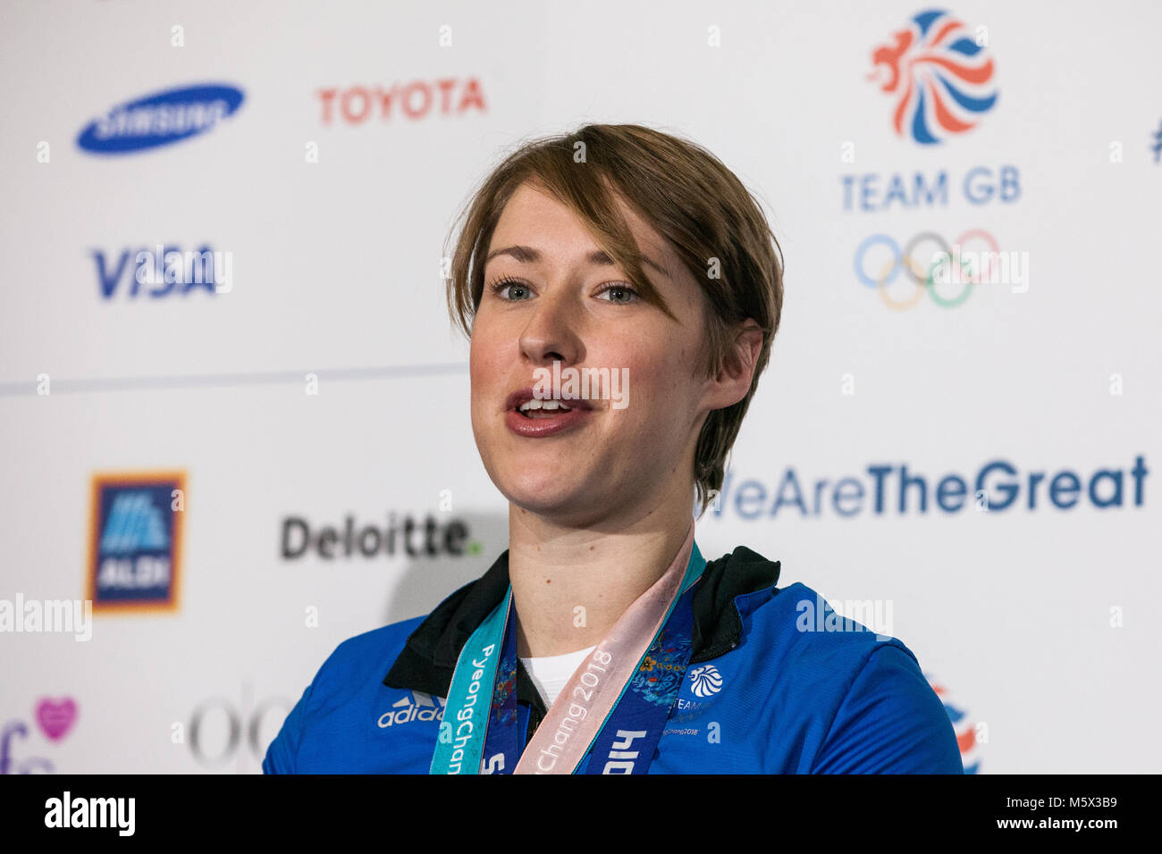 Londra, Regno Unito. Il 26 febbraio, 2018. Medaglia d'oro Lizzy Yarnold risolve una conferenza stampa dopo il benvenuto del Team GB dal Pyeongchang 2018 Giochi Olimpici Invernali presso l'aeroporto di Heathrow. Credito: Mark Kerrison/Alamy Live News Foto Stock