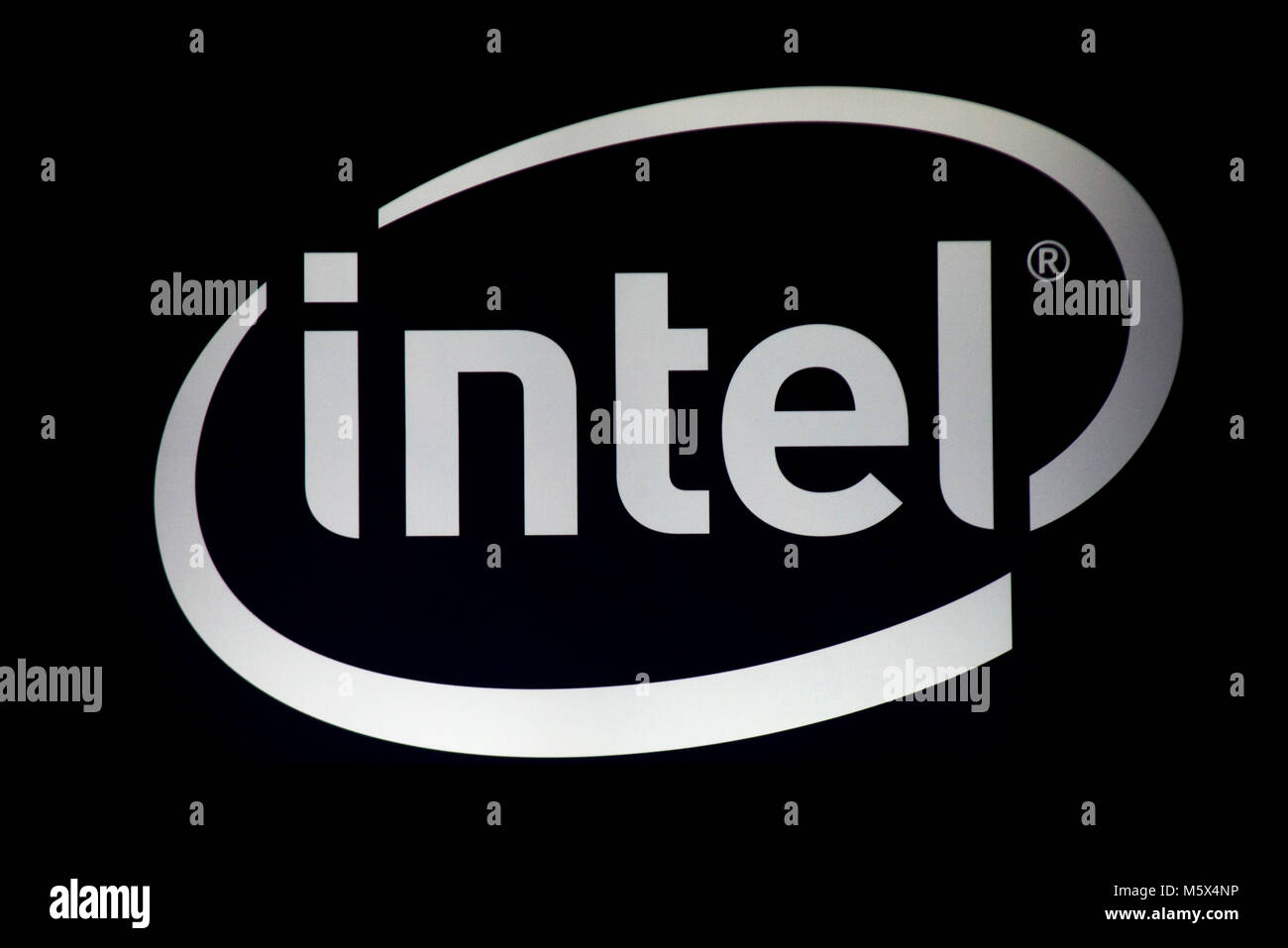 Barcellona, Spagna. 26 Febbraio 2018: un 'intel' logo illuminato si siede al di fuori del padiglione intel all'annuale Mobile World Congress di Barcellona, uno degli eventi più importanti per le tecnologie mobili e un trampolino di lancio per gli smartphone, le future tecnologie, i dispositivi e le periferiche si apre le sue porte. L'edizione 2018 corre sotto il tema generale della " creazione di un futuro migliore". Credito: Matthias Oesterle/Alamy Live News Foto Stock