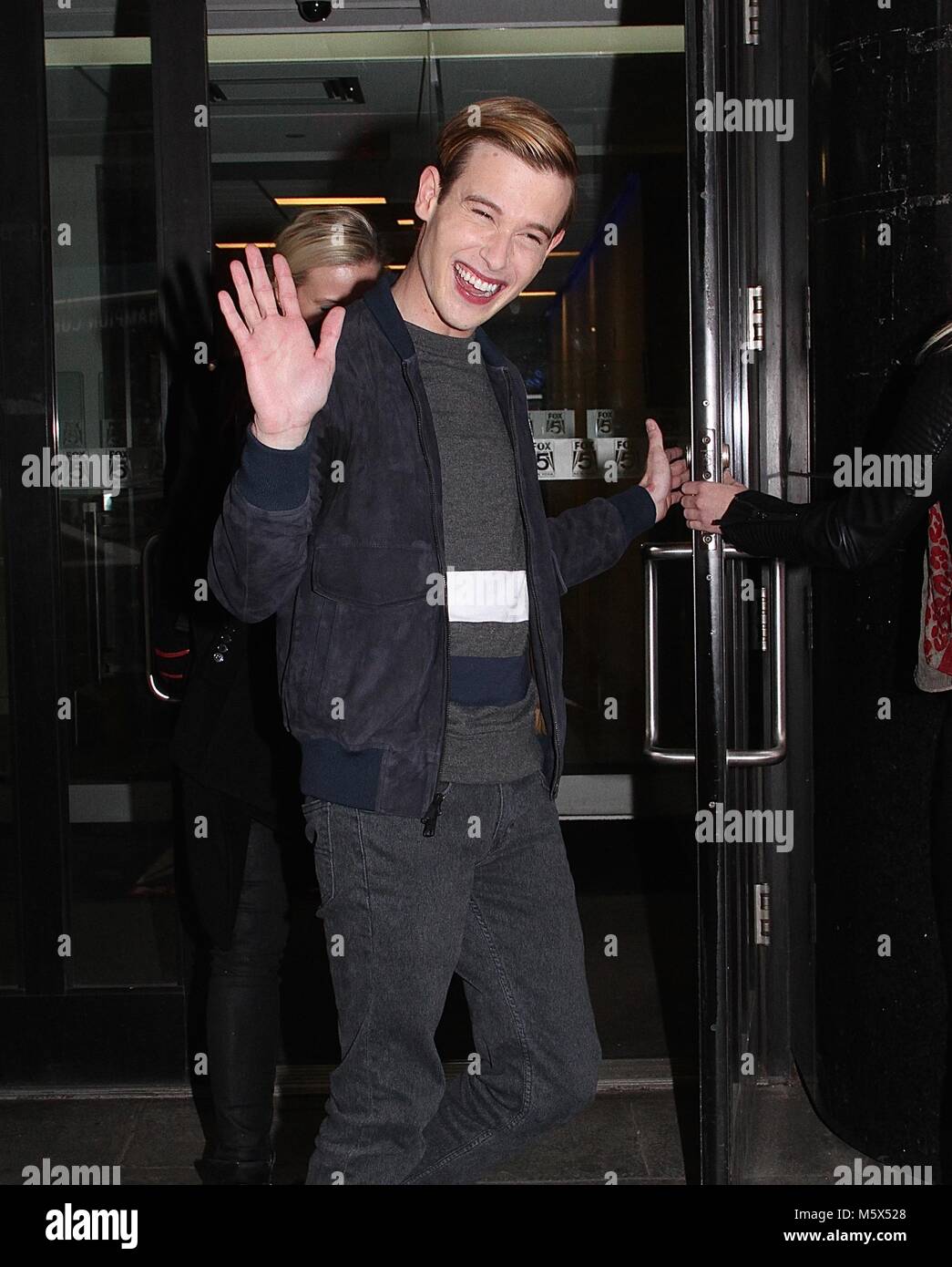 New York, NY, STATI UNITI D'AMERICA. 26 Febbraio, 2018. 'Hollywood Media' Tyler Henry spotted lasciando 'Buon Giorno New York in New York New York il 26 febbraio 2018. Credito: Rainmaker foto/media/punzone Alamy Live News Foto Stock