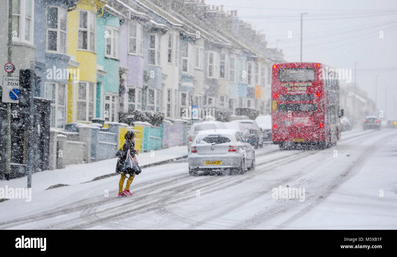 Brighton. Il 27 febbraio, 2018. Regno Unito: meteo neve pesante cade nel Queens Park area di Brighton questa mattina come la 'bestia dell'Est' tempeste di neve sparsi in Gran Bretagna oggi con più di neve e gelo previsioni meteo per il resto della settimana Credito: Simon Dack/Alamy Live News Foto Stock