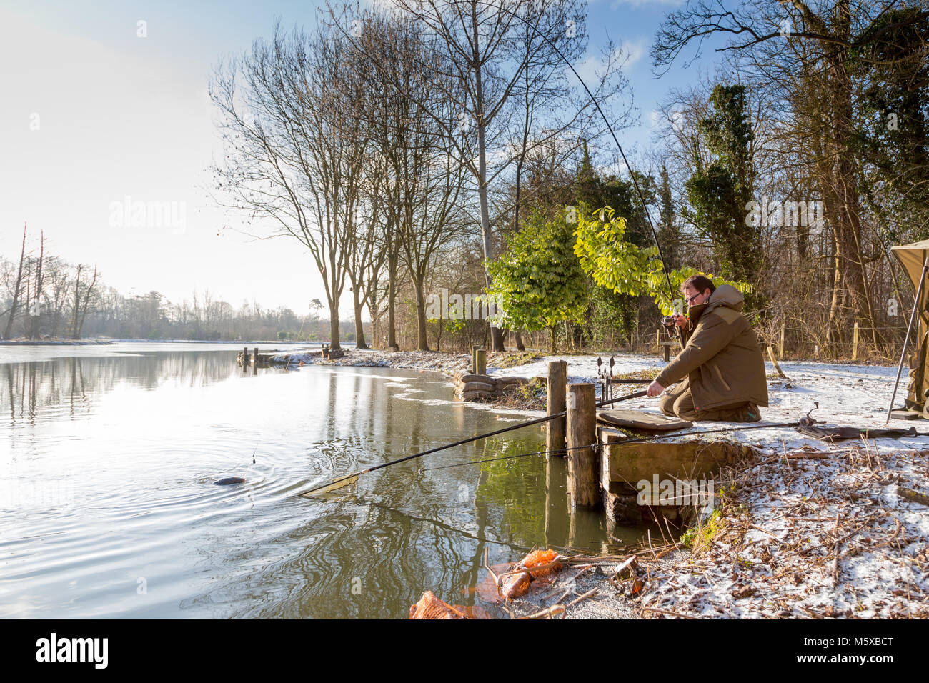 Ponte Henlow laghi, Bedfordshire, Regno Unito, 27 febbraio 2018. Meteo REGNO UNITO: pescatore Tony Mills dall'area di Luton braves temperature di congelamento portato dalla bestia da est ad avere una sessione di pesca. Credito: Mick Flynn/Alamy Live News Foto Stock