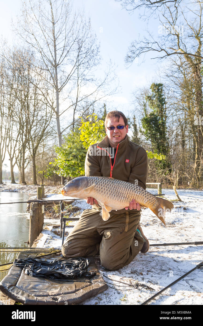 Ponte Henlow laghi, Bedfordshire, Regno Unito, 27 febbraio 2018. Meteo REGNO UNITO: pescatore Tony Mills dall'area di Luton braves temperature di congelamento portato dalla bestia da est ad avere una sessione di pesca. Credito: Mick Flynn/Alamy Live News Foto Stock